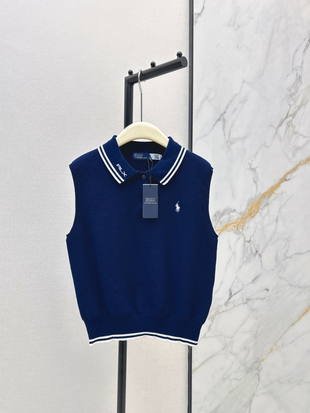 NO:801064,RL 26Ss————The latest classic logo embroidered lapel hollow knitted top with embroidery. Simple and easy to wear. It goes well with pants or skirts. Polo lapel design. Classic logo embroidered on the chest. Thin yarn is not stuffy. One color ready for sale sml,,skirts,19860909RL 26Ss————刺绣最新款经典logo刺绣翻领镂空针织上衣 简约又好穿 搭配裤子或者半裙都OK Polo翻领设计 胸前刺绣经典logo装饰 轻薄的纱线不闷热 一色现货发售sml,,skirts,,Women's clothing