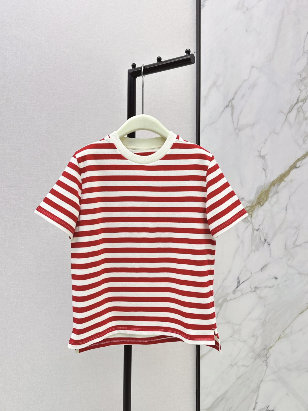 NO:801061,Exquisite old money style outfit LP 26Ss————The latest spring and summer contrasting collar striped T-shirt. Youthful color matching, stylish and generous. The stripes are very eye-catching. It is an artifact of daily outings. The loose version is not picky at all. Two colors are available for sale smlxl, loro piana, tees, t-shirt,19860909精致老钱风穿搭 LP 26Ss————春夏最新款撞色领口条纹T恤 青春的配色 洋气又大方 条纹很出片 是日常出街的出片神器 宽松的版型完全不挑人 两色现货发售smlxl,,loro piana,tees，t-shirt,,Women's clothing