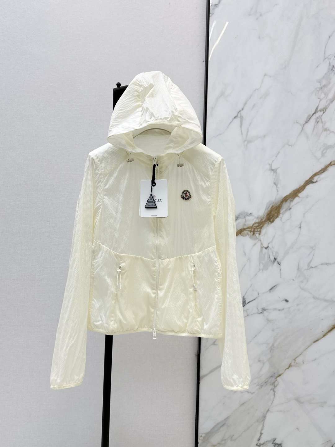 NO:801058,MC 26Ss————The latest spring and summer hooded windbreaker jacket is light and practical. It is a basic item in the daily wardrobe. It is made of transparent windbreaker fabric. It has a handsome and fashionable style. Two colors are available in stock 0/1/2 /,,jackets & coats,hats,19860909MC 26Ss————春夏最新款连帽风衣外套轻盈而实用 是日常衣橱的基础款单品 采用通透的风衣面料 帅气时髦范儿 两色现货发售0/1/2 /,,jackets & coats,hats,,Women's clothing
