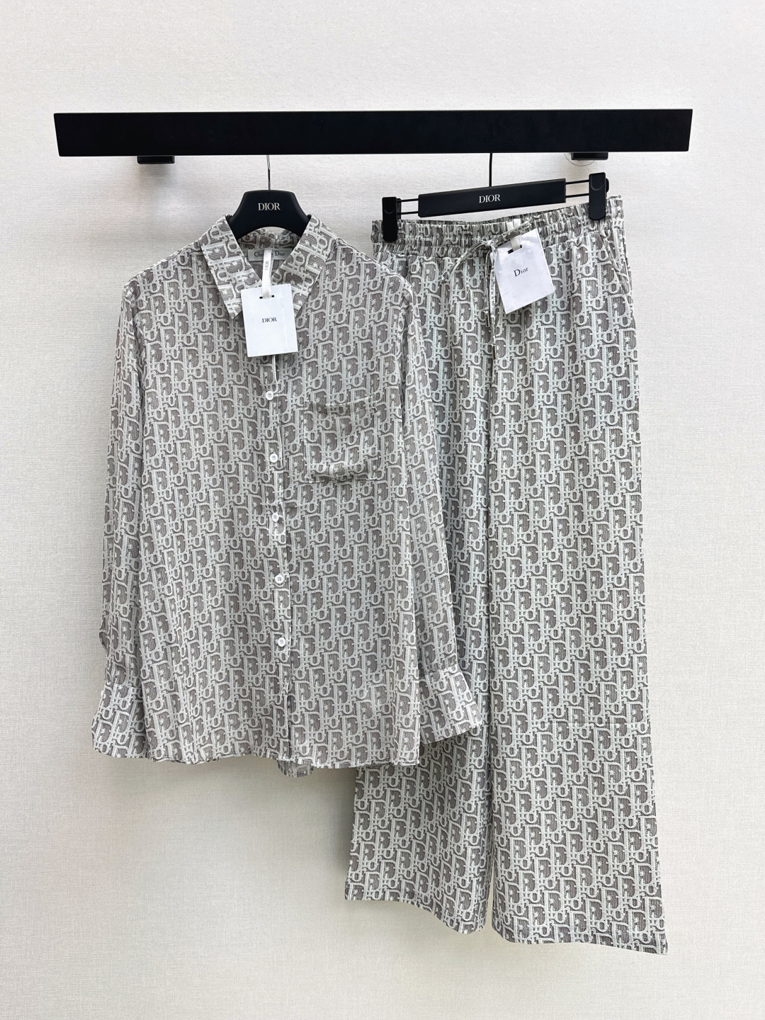 NO:801524,CD 26Ss————The latest spring and summer jacquard casual suit shirt is slightly see-through, vaguely fashionable and discreet, cute style, full of small details, exquisite workmanship, age-reducing fashion, good hold style, won the hearts of fairies, soft and textured, one color separated, ready for sale sml lining,,19860909CD 26Ss————春夏最新款提花休闲套装衬衣微透视 若隐若现时尚小心机 可A可乖的风格,满满小细节太加分 做工精致 减龄时尚 好HOLD住造型 深得仙女心 柔软有质感 一色分开发 现货发售sml 衬,,,Women's clothing