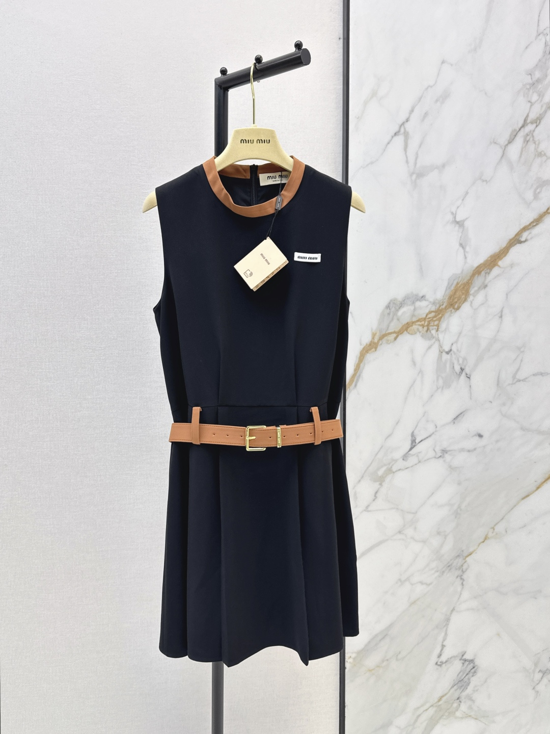 NO:801522,Miu 26Ss————The latest sleeveless dress in spring and summer, a classic design. The upper body is exquisite and capable. It can be matched easily. The customized imported fabric is crisp and stylish. It is full of high-end and full of texture. One color ready for sale sml,,miumiu,skirts,19860909Miu 26Ss————春夏最新款无袖连衣裙经典款设计 上身精致又干练得体 搭配起来随心应手 定制的进口面料挺括有型 满满的高级感 质感十足 一色现货发售sml,,miumiu,skirts,,Women's clothing