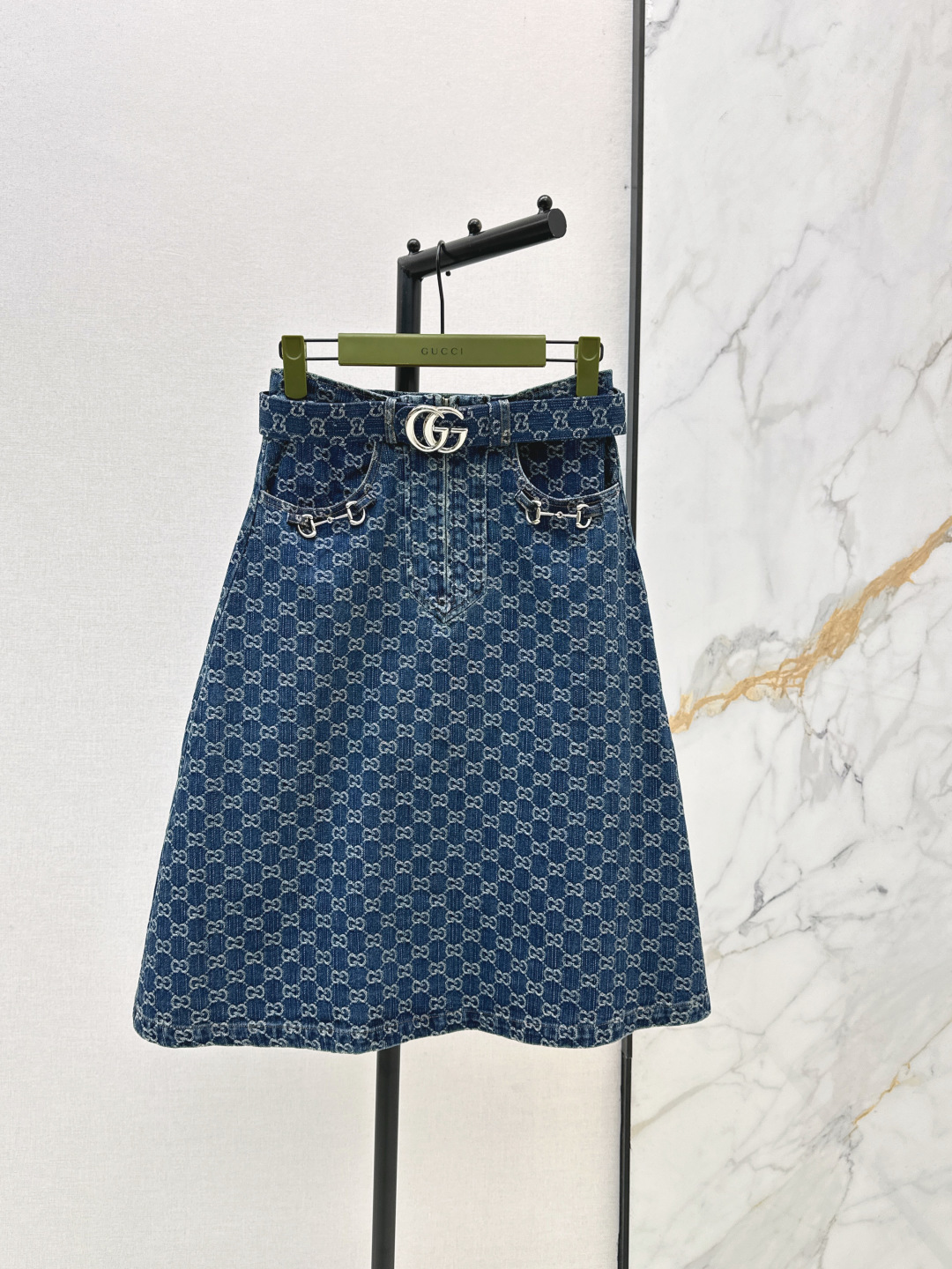 NO:801520,Gu 26Ss————The latest spring and summer logo jacquard denim skirt. Super fashionable. The upper body is cool and sassy with a unique color tone. The texture is fine and the cotton feels natural. It is muscular yet soft. Super beautiful. One color ready for sale sml,,skirts,19860909Gu 26Ss————春夏最新款logo提花牛仔半裙 超时髦 个性色调上身又酷又飒爽 纹理细腻棉感自然 既有筋骨感又不失柔软 超级漂亮 一色现货发售sml,,skirts,,Women's clothing