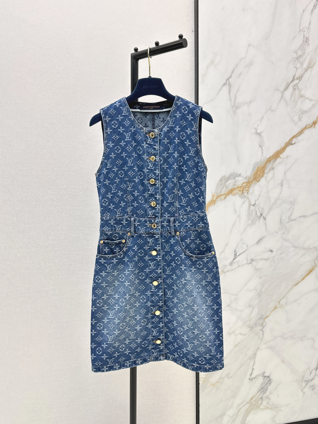 NO:801518,L Family 26Ss————The latest spring and summer logl jacquard denim sleeveless dress with unique color tone on the upper body is cool and sassy. The texture of fine cotton is natural. It is muscular yet soft. It is super beautiful. The details and workmanship are super good. One color ready for sale sml,, louis vuitton, skirts,19860909L家 26Ss————春夏最新款logl提花牛仔无袖连衣裙个性色调上身又酷又飒爽 纹理细棉感自然 既有筋骨感又不失柔软 超级漂亮 细节做工超级好 一色现货发售sml,,louis vuitton,skirts,,Women's clothing