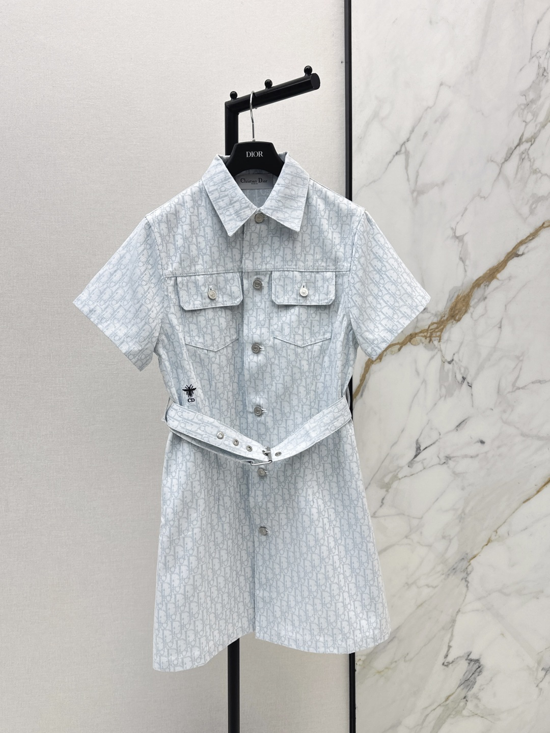 NO:801516,CD 26Ss————The latest logo denim dress for spring and summer. Low-key luxury three-dimensional tailoring. Streamlined line design. Noble and elegant with gentle and intellectual temperament. Imported special materials. Soft and comfortable. You will be amazed when you receive it. The texture of the customized fabric is awesome. Two colors available for sale sml,,skirts,19860909CD 26Ss————春夏最新款logo牛仔连衣裙 低调奢华立体剪裁 精简线条感设计 高贵典雅又尽显温柔知性的气质 进口特殊材质 柔软舒适 收到手会很惊艳 定制面料质感超赞 两色现货发售sml,,skirts,,Women's clothing