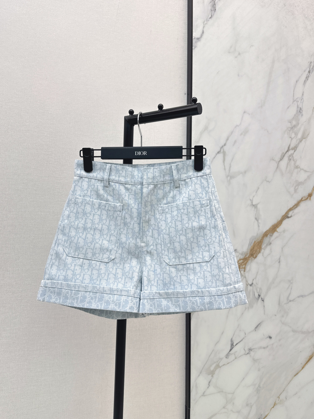NO:801514,CD 26Ss————The latest spring and summer logo jacquard high-waist shorts. Low-key luxury three-dimensional tailoring. Streamlined line design. Noble and elegant with gentle and intellectual temperament. Imported special materials. Soft and comfortable. You will be amazed when you receive it. The texture of the customized fabric is amazing. Two colors available for sale sml,,shorts,19860909CD 26Ss————春夏最新款logo提花高腰短裤 低调奢华立体剪裁 精简线条感设计 高贵典雅又尽显温柔知性的气质 进口特殊材质 柔软舒适 收到手会很惊艳 定制面料质感超赞 两色现货发售sml,,shorts,,Women's clothing
