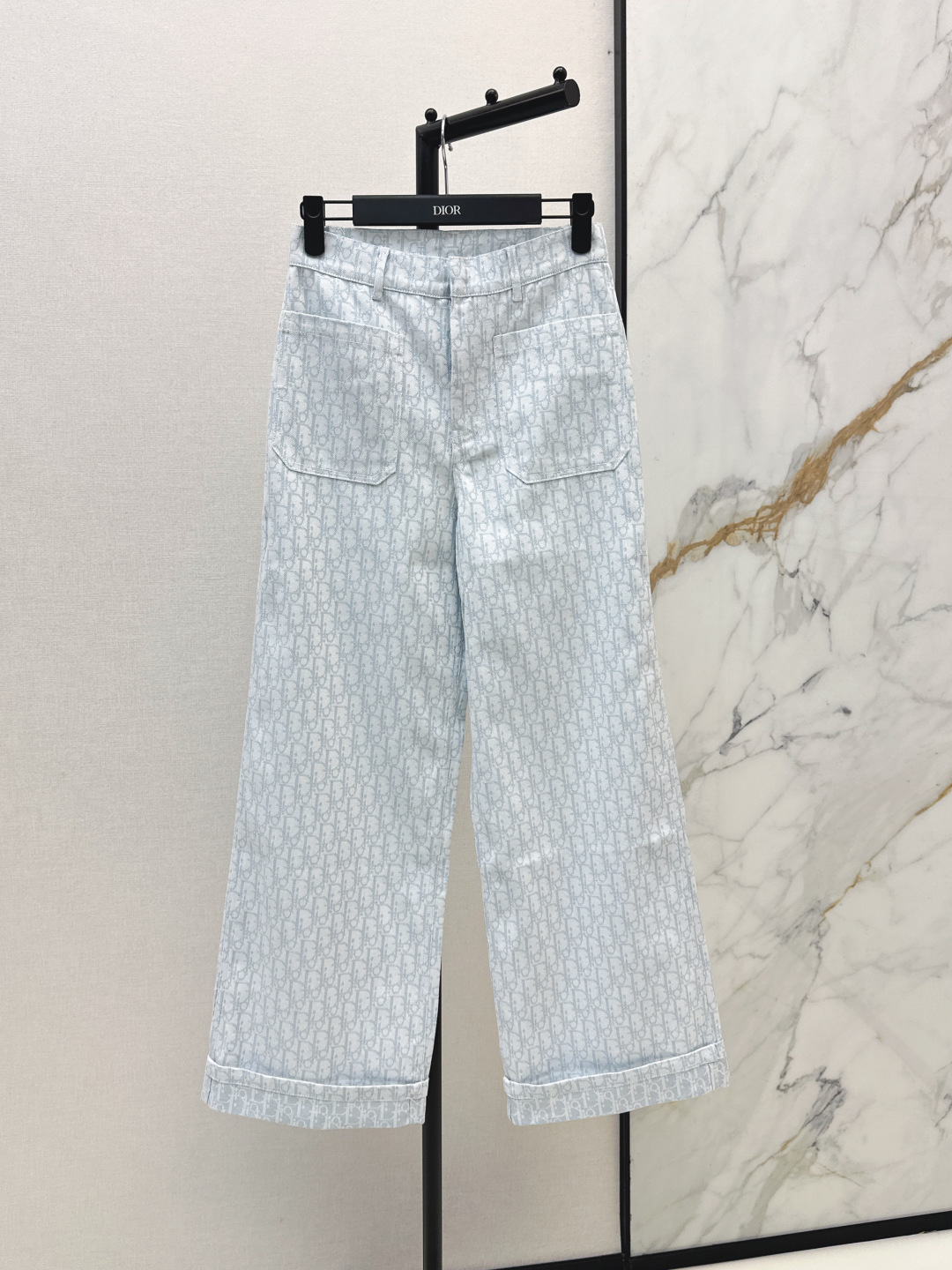 NO:801512,CD 26Ss————The latest spring and summer logo jacquard trousers. Low-key luxury three-dimensional tailoring. Streamlined line design. Noble and elegant with gentle and intellectual temperament. Imported special materials. Soft and comfortable. You will be amazed when you receive it. The texture of the customized fabric is amazing. Two colors available for sale sml,,19860909CD 26Ss————春夏最新款logo提花长裤 低调奢华立体剪裁 精简线条感设计 高贵典雅又尽显温柔知性的气质 进口特殊材质 柔软舒适 收到手会很惊艳 定制面料质感超赞 两色现货发售sml,,,Women's clothing