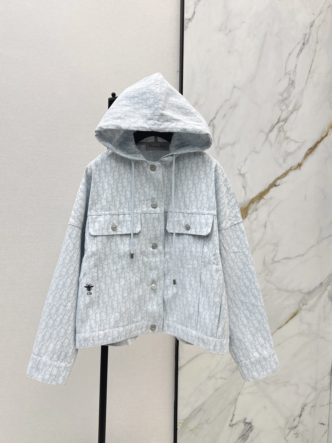 NO:801510,CD 26Ss————The latest logo denim hooded jacket for spring and summer. Low-key luxury three-dimensional tailoring. Streamlined line design. Noble and elegant yet full of gentle and intellectual temperament. Imported special materials. Soft and comfortable. You will be amazed when you receive it. The texture of the customized fabric is amazing. Two colors are available for sale now. SML,, jackets & coats, hats,19860909CD 26Ss————春夏最新款logo牛仔连帽外套 低调奢华立体剪裁 精简线条感设计 高贵典雅又尽显温柔知性的气质 进口特殊材质 柔软舒适 收到手会很惊艳 定制面料质感超赞 两色现货发售sml,,jackets & coats,hats,,Women's clothing