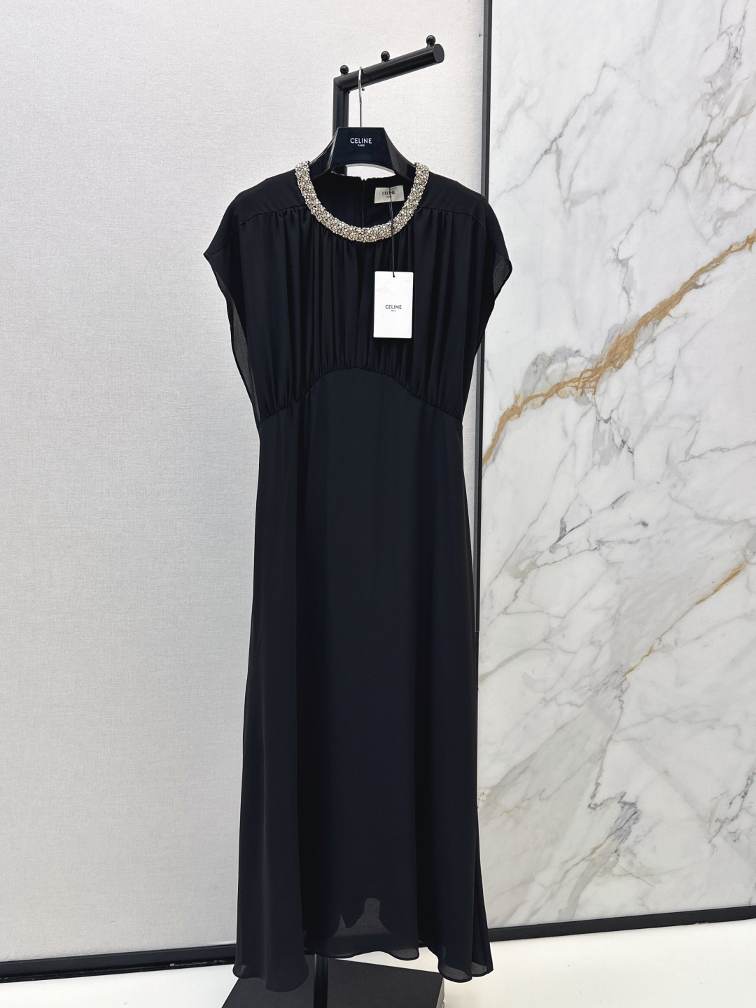 NO:801505,Ce 26Ss————The latest spring and summer long off-shoulder dress. 100% pure silk fabric. Elegant and smart, showing luxury in simplicity. The workmanship of the whole dress is very fine. The version is simple and clear at a glance. Beautiful and beautiful, low-key and eye-catching. One color ready for sale sml,,skirts,real silk,19860909Ce 26Ss————春夏最新款长款落肩连衣裙 百分百总真丝面料 飘逸灵动 简约中流露出高奢 整件衣服做工更是非常精细 版型简单一目了然 美伦美幻 低调又要引人注目 一色现货发售sml,,skirts,real silk,,Women's clothing
