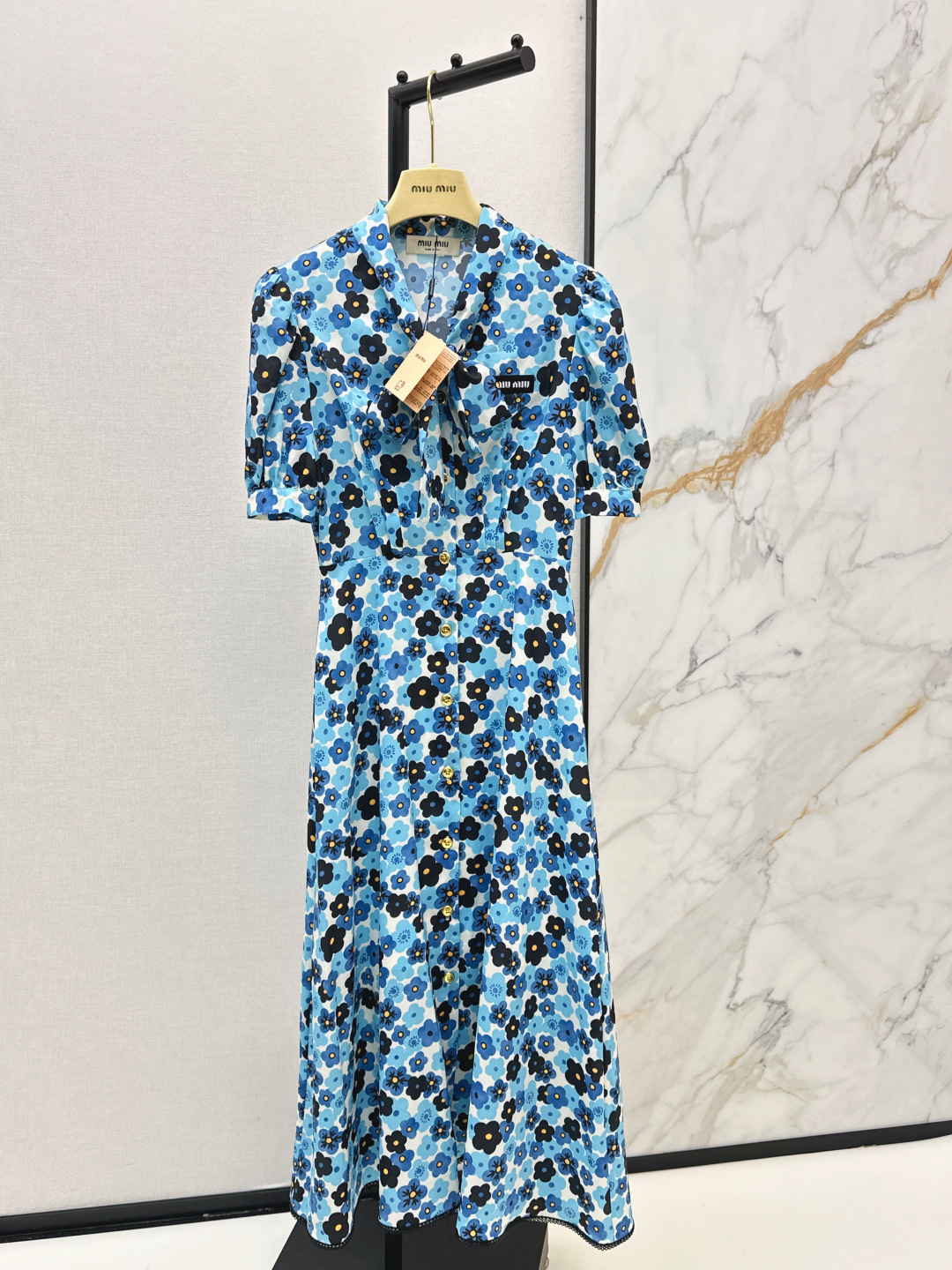NO:801502,Miu 26Ss————The latest spring and summer printed long dress, high-end mid-century style, romantic skirt, retro style, so beautiful that it has no friends. The upper body can be sweet or salty, fashionable and high-end. It can be matched with everything. It can be fairy or rusty. One color is available for sale sml,,miumiu,skirts,19860909Miu 26Ss————春夏最新款印花长款连衣裙高级中古风浪漫裙摆复古风美到没朋友 可甜可盐上身时髦又高级 百搭神器 可仙可飒 一色现货发售sml,,miumiu,skirts,,Women's clothing