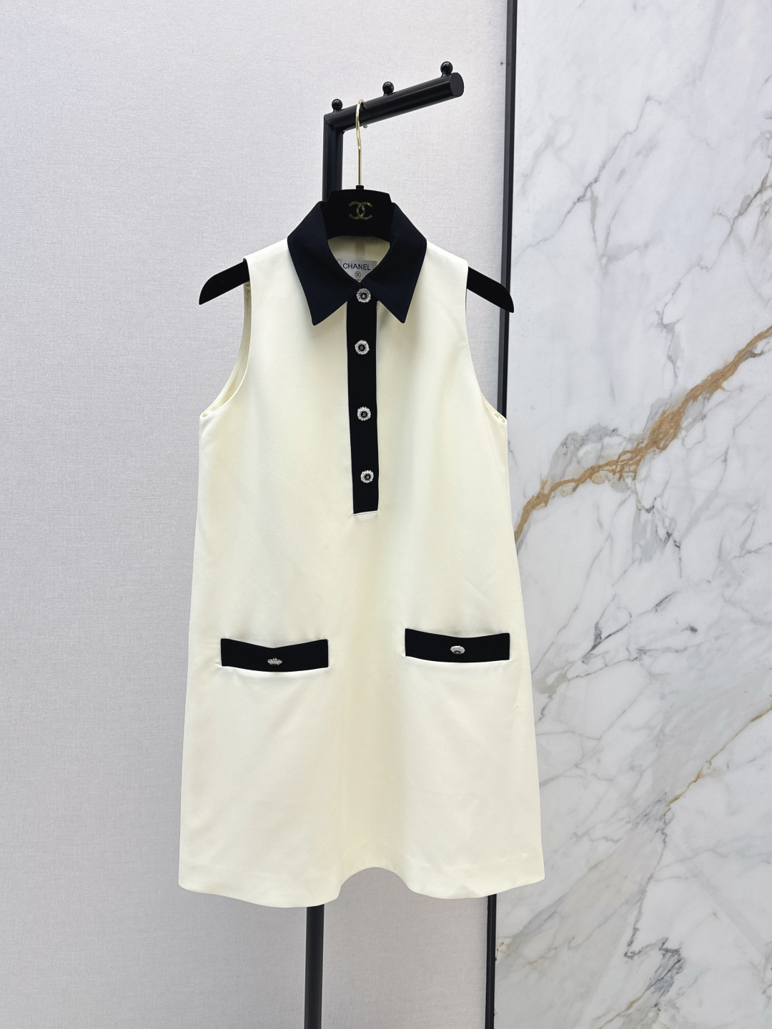 NO:801499,C Home 26Ss————The latest spring and summer contrasting color lapel sleeveless dress, classic design, the upper body is exquisite and capable, easy to match. The customized imported fabrics are crisp and stylish, full of high-end sense, full of texture. One color ready for sale sml,,chanel,skirts,19860909C家 26Ss————春夏最新款撞色翻领无袖连衣裙经典款设计 上身精致又干练得体 搭配起来随心应手 定制的进口面料挺括有型 满满的高级感 质感十足 一色现货发售sml,,chanel,skirts,,Women's clothing