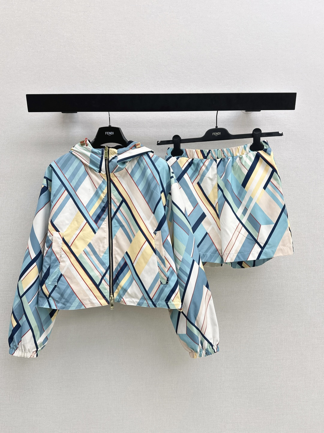 NO:801493,FD 26Ss————The latest double-sided casual suit jacket for spring and summer can be worn on both sides. It can be worn in both sides. It is full of small details and is a plus. It is exquisite in workmanship. It is fashionable to reduce age. It has a good hold style. It has won the hearts of fairies. It is soft and textured. It comes in one set. One color ready for sale sml,,jackets & coats,19860909FD 26Ss————春夏最新款双面休闲套装外套双面可穿 可A可乖的风格 满满小细节太加分 做工精致 减龄时尚 好HOLD住造型 深得仙女心 柔软有质感 一套出 一色现货发售sml,,jackets & coats,,Women's clothing