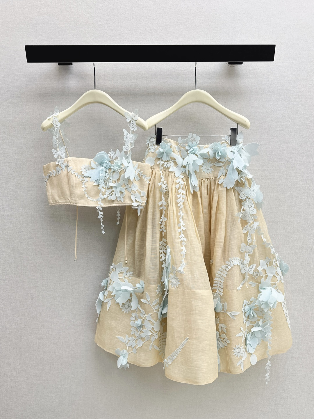 NO:801478,Exclusive first release, fashionable design 26Ss - the latest linen suit for early autumn. Three-dimensional flower suspender + skirt. Elegant and fresh vacation style atmosphere. Three-dimensional waist style. Romantic and elegant white and rich beauty must-have item. Imported linen and silk blended fabric. One color. Available in stock. smlxl hanging, skirts, real silk,19860909独家首发 时髦设计 26Ss———早秋最新款亚麻套装 立体花朵吊带+半裙 淡雅清新的度假风气息 立体收腰版型 浪漫优雅的白富美必备单品 进口亚麻真丝混纺面料 一色分开发 现货发售smlxl 吊,,skirts,real silk,,Women's clothing