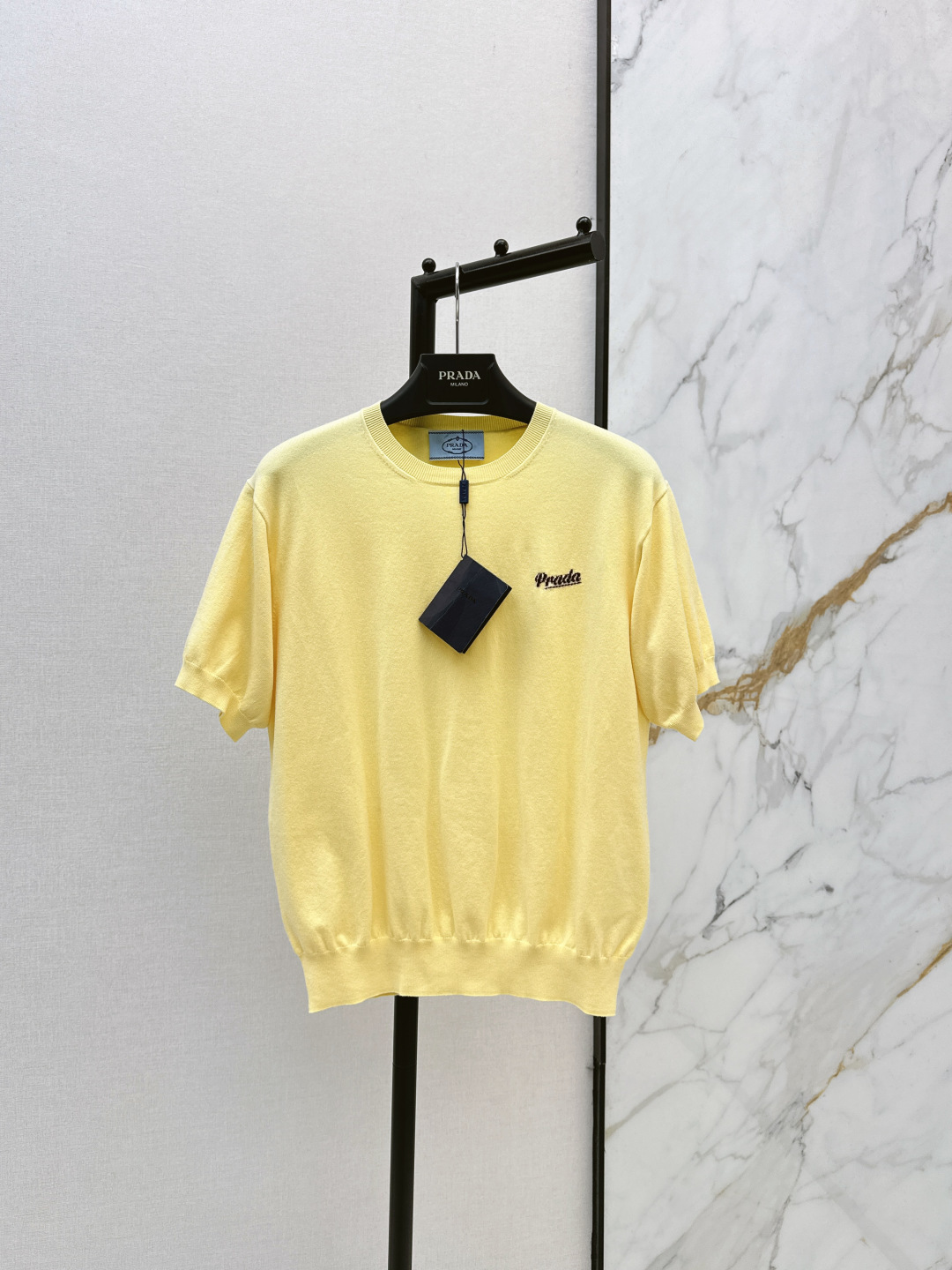 NO:801504,PD 26Ss - the latest lemon yellow embroidered short-sleeved sweater for spring and summer. The soft color texture is lined with low-key embroidered labels. The style is full of casual aura. The soft and waxy fabric is both comfortable and high-end. Wearing it alone is a sweet girl. Pair it with denim bottoms to make it more relaxed and refreshing ~ One color ready for sale sml,, T-shirt,19860909PD 26Ss———春夏最新款柠檬黄刺绣短袖针织衫 软嫩颜色肌理衬着低调刺绣标 版型裹满随性气场 软糯面料兼顾舒适与高级 单穿是元气甜妹 搭牛仔下装更显松弛清爽～一色现货发售sml,,T-shirt,,Women's clothing