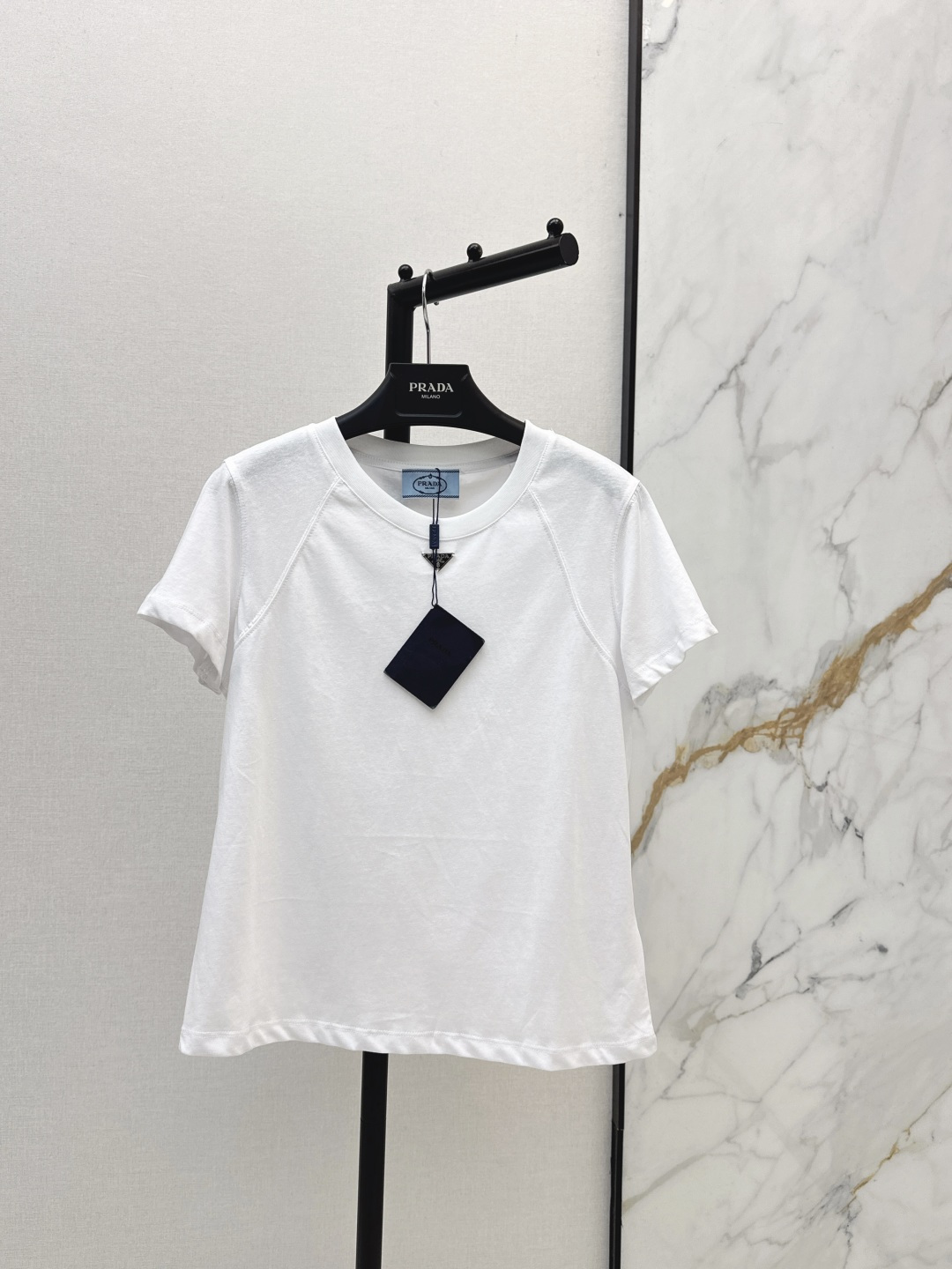 NO:801495,PD 26Ss - the latest spring and summer triangle logo raglan T-shirt. Slim-fitting short design. Easily hold back fat on the waist and abdomen. Optimize body proportions. Raglan sleeves perfectly modify the shoulder line. Paired with a skirt, it instantly becomes a gentle commuter style. Small people can also wear long legs. The triangle metal logo on the chest is really eye-catching. It instantly enhances the sense of lightness and luxury. Two colors are available for sale now: sml, skirts, tees, t-shirt,19860909PD 26Ss———春夏最新款三角标插肩T恤 修身短款设计 轻松收住腰腹赘肉 优化身材比例 插肩袖完美修饰肩线 配半身裙秒变温柔通勤风 小个子也能穿出大长腿 胸前的三角金属标真的太点睛了 轻奢感瞬间提升 两色现货发售sml,,skirts,tees，t-shirt,,Women's clothing