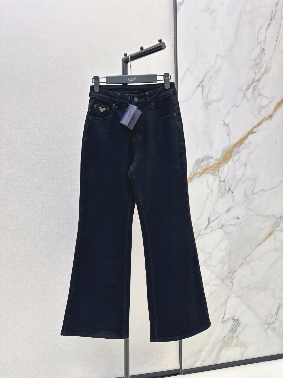NO:801492,PD 26Ss————The latest black bootcut jeans for spring and summer. The leg length is welded directly to the body. The high-waist design tightly suppresses the fat on the waist and abdomen. The bootcut legs perfectly cover the calf flesh. The nine-point length is just enough to expose the ankle. Small leather shoes/boots will make you look taller. The triangular metal logo on the front pocket instantly fills up the light luxury. The texture of the leather logo on the back waist is superb. One color ready for sale sml,,boots,jeans,19860909PD 26Ss————春夏最新款黑色微喇牛仔裤 直接把腿长焊在身上 高腰设计狠狠收住腰腹赘肉 微喇裤脚完美遮住小腿肉肉 九分长度刚好露脚踝 搭小皮鞋/短靴都显高 小个子直接狂喜 前袋的三角金属标识 轻奢感瞬间拉满 后腰皮质标质感超绝 一色现货发售sml,,boots,jeans,,Women's clothing