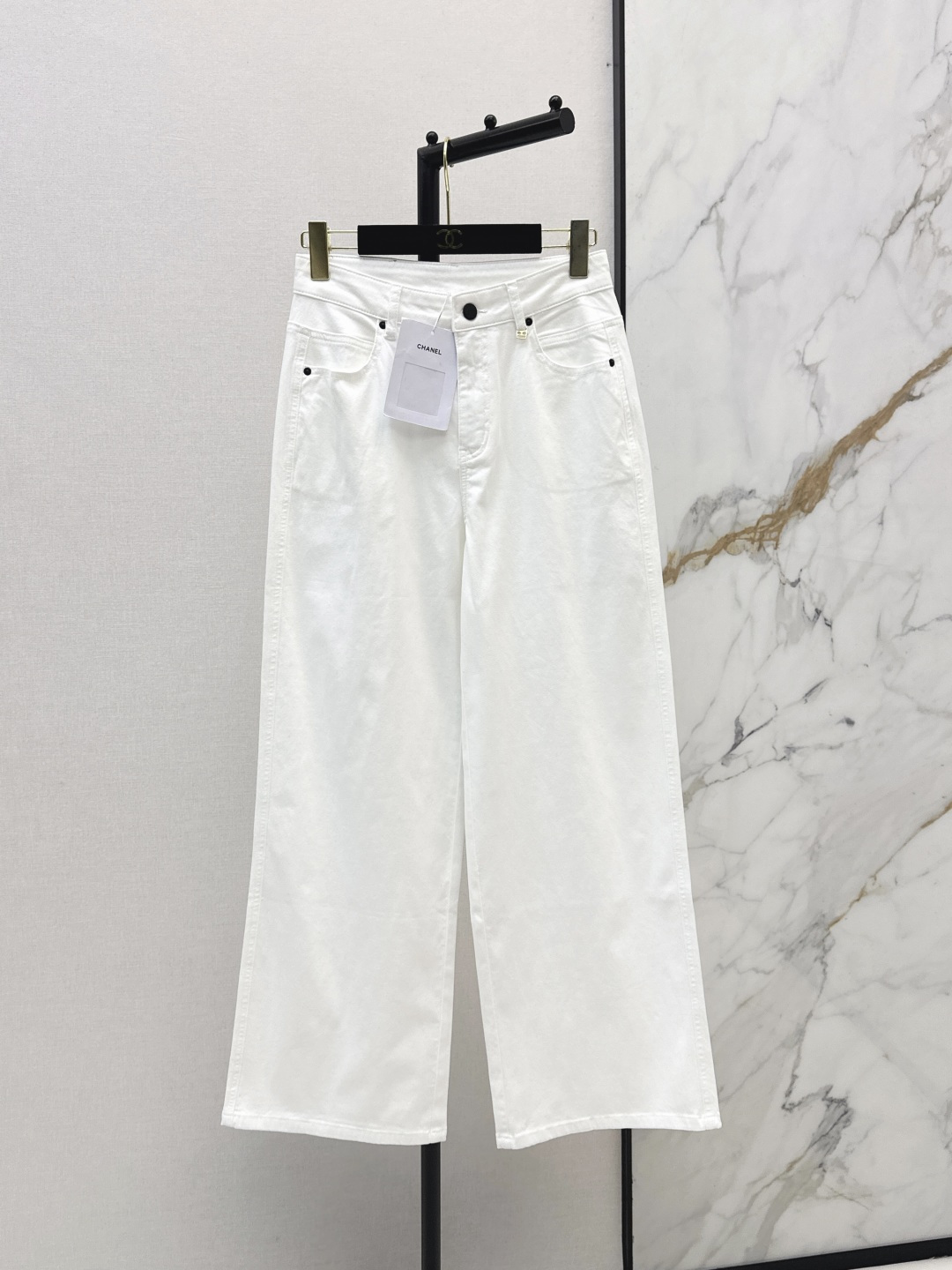 NO:801489,C's 26Ss - the latest white high-waisted wide-leg jeans for spring and summer. The double C metal buckle at the waist is too delicate. It feels light and luxurious in an instant. The leather logo on the back waist has a superb texture. The pony embroidery on the back pocket is smart and cute. The stitching is neat. High-elastic denim fabric has no sense of restraint. It is breathable and not sweaty. It is not hot at all in summer. One color ready for sale sml,,chanel,jeans,19860909C家 26Ss————春夏最新款白色高腰阔腿牛仔裤 腰头的双C金属扣太精致 轻奢感瞬间拉满 后腰皮质标质感超绝 后袋小马刺绣灵动又可爱 走线工整 高弹牛仔面料 毫无束缚感 透气不闷汗 夏天穿也完全不热 一色现货发售sml,,chanel,jeans,,Women's clothing