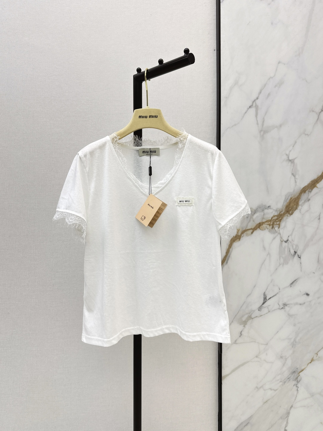 NO:801486,Miu 26Ss————Latest spring and summer lace splicing V-neck T-shirt V-neck splicing eyelash lace is gentle and pure. It modifies the face shape and lengthens the neckline. The same lace design on the cuffs is smart and exquisite. Full of texture. Instantly enhances the sense of high-end dressing. Delicate and skin-friendly pure cotton fabric. Soft and breathable. Two colors are available for sale now: sml, miumiu, tees, t-shirt,19860909Miu 26Ss—————春夏最新款蕾丝拼接V领T恤 V领拼接睫毛蕾丝 温柔又纯欲 修饰脸型拉长颈线 袖口同款蕾丝设计 灵动又精致 质感满满 瞬间提升穿搭高级感 细腻亲肤纯棉面料 柔软透气 两色现货发售sml,,miumiu,tees，t-shirt,,Women's clothing