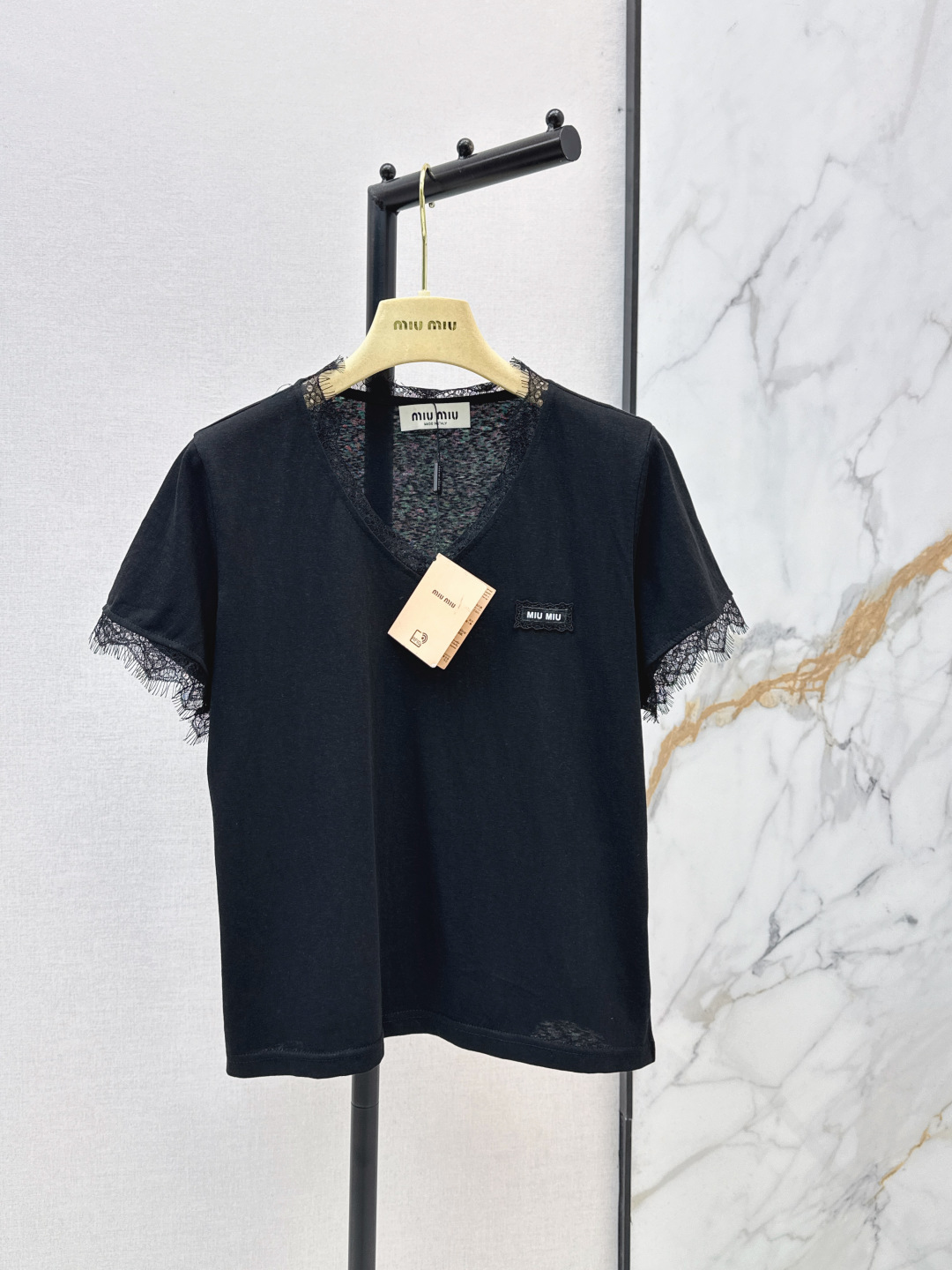 NO:801483,Miu 26Ss————Latest spring and summer lace splicing V-neck T-shirt V-neck splicing eyelash lace is gentle and pure. It modifies the face shape and lengthens the neckline. The same lace design on the cuffs is smart and exquisite. Full of texture. Instantly enhances the sense of high-end dressing. Delicate and skin-friendly pure cotton fabric. Soft and breathable. Two colors are available for sale now: sml, miumiu, tees, t-shirt,19860909Miu 26Ss—————春夏最新款蕾丝拼接V领T恤 V领拼接睫毛蕾丝 温柔又纯欲 修饰脸型拉长颈线 袖口同款蕾丝设计 灵动又精致 质感满满 瞬间提升穿搭高级感 细腻亲肤纯棉面料 柔软透气 两色现货发售sml,,miumiu,tees，t-shirt,,Women's clothing
