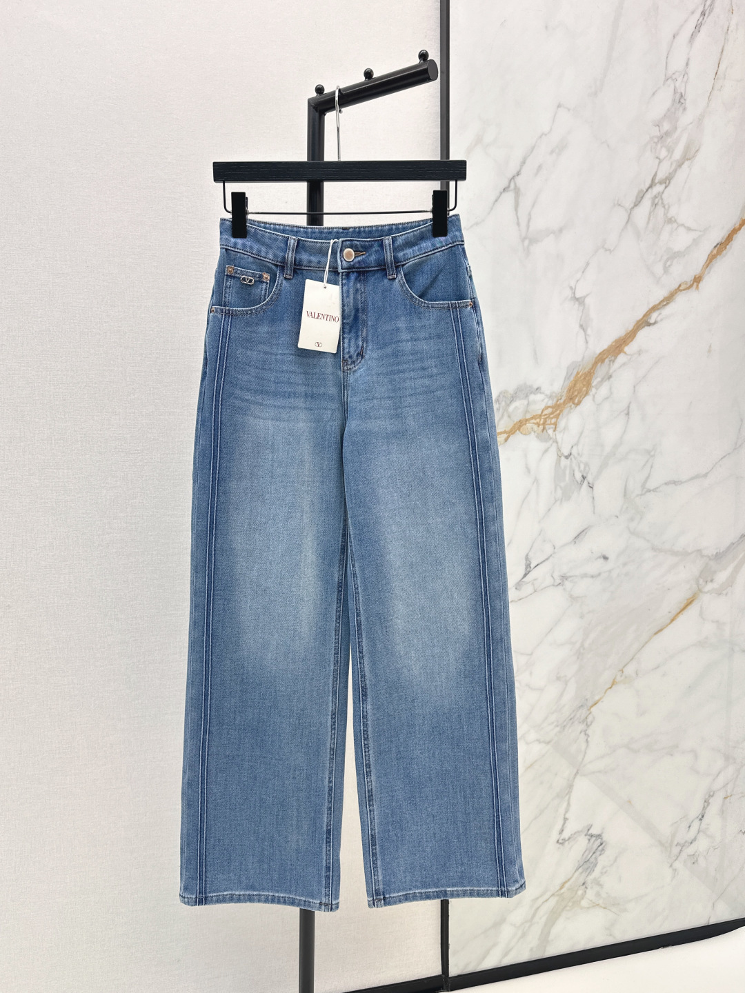 NO:801480,VLTN 26Ss————The latest high-waisted wide-leg jeans for spring and summer. The metal buckle at the waist is too delicate. It feels light and luxurious in an instant. The leather label on the back waist has a superb texture. It is smart and cute. The stitching is neat. High-elastic denim fabric has no sense of restraint. It is breathable and not sweaty. It is not hot at all in summer. Available in stock at sml,,jeans,19860909VLTN 26Ss————春夏最新款高腰阔腿牛仔裤腰头的金属扣太精致 轻奢感瞬间拉满 后腰皮质标质感超绝 灵动又可爱 走线工整 高弹牛仔面料 毫无束缚感 透气不闷汗 夏天穿也完全不热 一色现货发售sml,,jeans,,Women's clothing