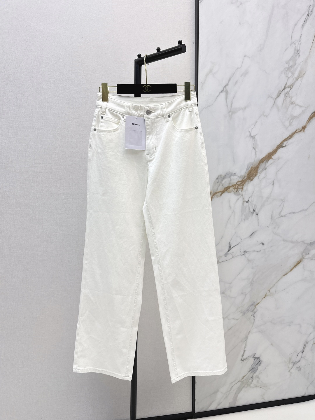 NO:801477,C Home 26Ss - the latest white high-waisted wide-leg jeans for spring and summer. The back pocket is decorated with a tweed-like double C pattern. The material is unique, which enhances the overall sophistication and light luxury. The brown leather waist logo on the back waist is matched with a diamond pattern embossing. The details show a sense of high-end. The brand logo is clear, improving the quality of the item. High-elastic denim fabric has both stiffness and comfort. One color ready for sale sml,,chanel,jeans,19860909C家 26Ss————春夏最新款白色高腰阔腿牛仔裤 后袋镶嵌粗花呢质感的双C图案装饰 材质独特 提升整体精致度与轻奢调性 后腰棕色皮质后腰标搭配菱格纹压纹 细节处彰显高级感 品牌标识感清晰 提升单品质感 高弹牛仔面料 兼具挺括度与舒适度 一色现货发售sml,,chanel,jeans,,Women's clothing