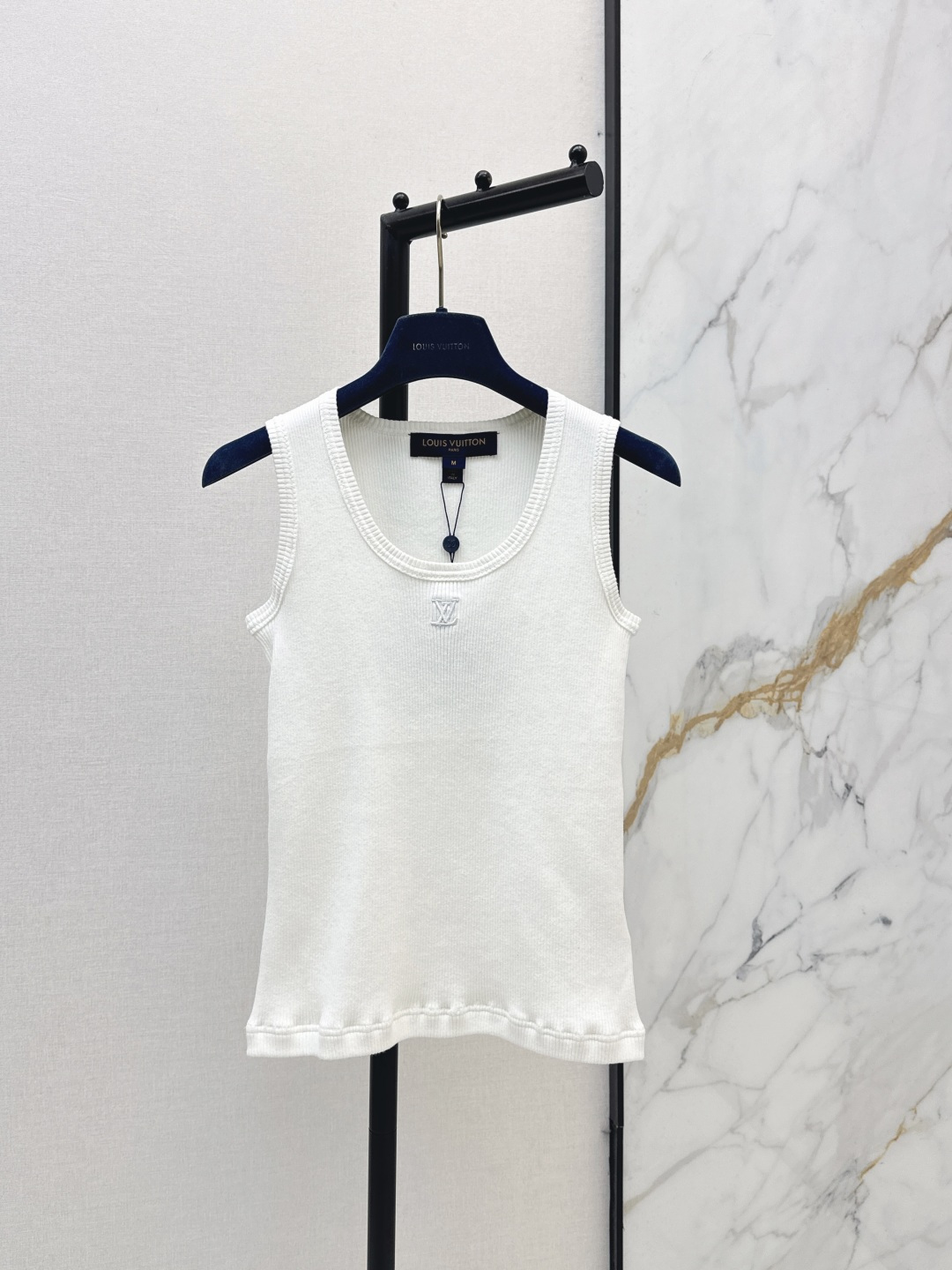 NO:801503,L Family 26Ss————The latest logo embroidered sleeveless vest for spring and summer is a must-have for everyone. It can be worn alone or layered with it. It can be worn with a big body. It is needed for all kinds of concave shapes. Two colors are available for sale sml,, louis vuitton,19860909L家 26Ss————春夏最新款log哦刺绣无袖背心人手必备款 单穿或者内搭都OK 巨实穿 各种凹造型都需要这一件 两色现货发售sml,,louis vuitton,,Women's clothing