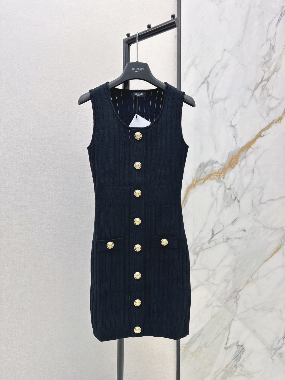 NO:801500,Bal 26Ss————The latest sleeveless knitted dress for spring and summer, a one-piece and versatile boutique. The minimalist and beautiful design makes the upper body look slimmer ~ perfect waist-cinching effect. It can be worn for daily commuting. It is matched with retro high-end. One color ready for sale sml,,skirts,19860909Bal 26Ss————春夏最新款无袖针织连衣裙人手一件的百搭精品 极简绝美设计上身巨显瘦 ～收腰效果满分 日常通勤都能驾驭很实穿 搭配复古高级 一色现货发售sml,,skirts,,Women's clothing