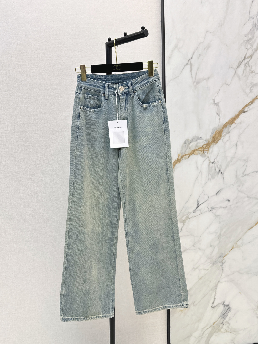 NO:801494,C's 26Ss - the latest straight-leg jeans for early spring. The whole piece is three-dimensional. It is all-around exquisite and can be worn by celebrities. The upper body is super covered and slimming. The proportion of the legs is super stretched. It is a great item to match. It is simple and refreshing. It has a refreshing and fashionable sense of high-end. It is elegant and fashionable in daily life. It is very versatile. The color is very good-looking. The fabric is high-end and texture. A must-have for dates and shopping. One color ready for sale sml,,chanel,jeans,19860909C家 26Ss————早春最新款直筒牛仔裤 整件立体剪裁 全方位精致做明星穿搭 上身超级遮肉显瘦 超拉腿部比例 巨好搭配的单品 简简单单 穿出清爽时髦的高级感 日常优雅又时髦巨百搭 颜色很好看 面料高级又有质感 约会逛街必备 一色现货发售sml,,chanel,jeans,,Women's clothing