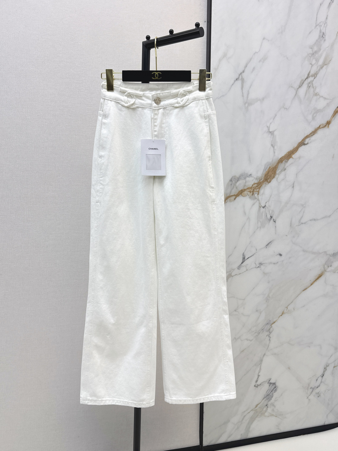 NO:801491,C's 26Ss - the latest straight-leg jeans for early spring. The whole piece is three-dimensional. It is all-around exquisite and can be worn by celebrities. The upper body is super covered and slimming. The proportion of the legs is super stretched. It is a great item to match. It is simple and refreshing. It has a refreshing and fashionable sense of high-end. It is elegant and fashionable in daily life. It is very versatile. The color is very good-looking. The fabric is high-end and texture. A must-have for dates and shopping. One color ready for sale sml,,chanel,jeans,19860909C家 26Ss————早春最新款直筒牛仔裤 整件立体剪裁 全方位精致做明星穿搭 上身超级遮肉显瘦 超拉腿部比例 巨好搭配的单品 简简单单 穿出清爽时髦的高级感 日常优雅又时髦巨百搭 颜色很好看 面料高级又有质感 约会逛街必备 一色现货发售sml,,chanel,jeans,,Women's clothing
