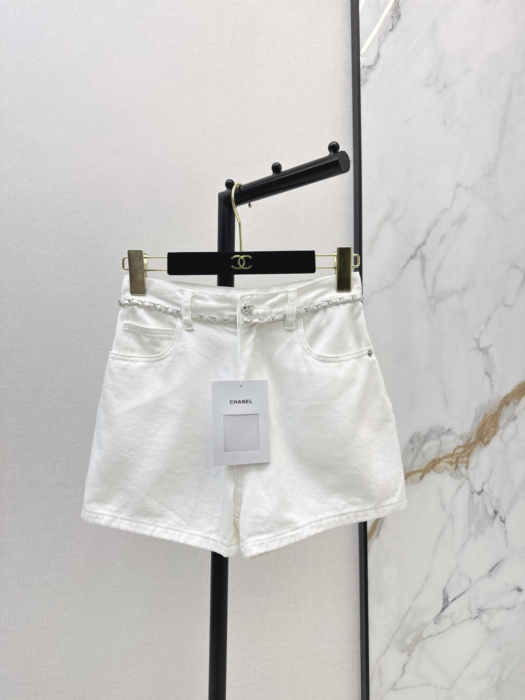 NO:801488,C Home 26Ss————The latest denim shorts in early spring are three-dimensionally cut. They are all-round and exquisite to be worn by celebrities. The upper body is super covered and the legs are slim. It is a great item to match. It is simple. It can be worn with a refreshing and fashionable sense of high-end. It is elegant and fashionable in daily life. It is very versatile. The color is very beautiful. The fabric is high-end and textured. A must-have for dates and shopping. One color ready for sale sml,,chanel,shorts,19860909C家 26Ss————早春最新款牛仔短裤整件立体剪裁 全方位精致做明星穿搭 上身超级遮肉显瘦 超拉腿部比例 巨好搭配的单品 简简单单 穿出清爽时髦的高级感 日常优雅又时髦巨百搭 颜色很好看 面料高级又有质感 约会逛街必备 一色现货发售sml,,chanel,shorts,,Women's clothing