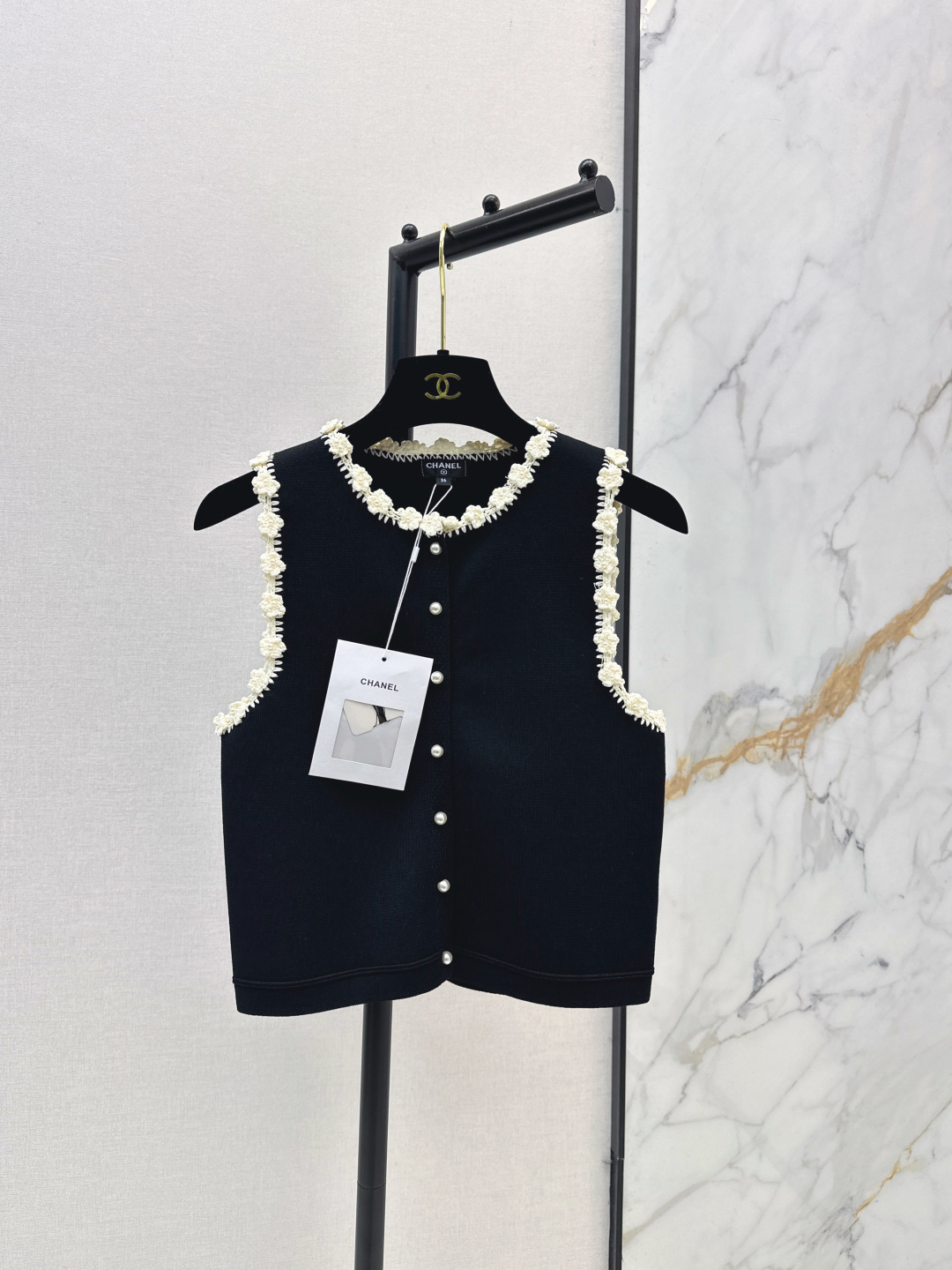 NO:801479,C Home 26Ss - the latest spring and summer style black and white contrasting vest, spliced ​​lace decoration technology, the version fits the body shape, every detail reveals the unique elegance and sophistication of Xiangjia ~ one color ready for sale sml,,chanel,chanel,19860909C家 26Ss ———春夏最新款黑白撞色背心 拼接花边装饰工艺 版型贴合身形 每一处细节都透着香家独有的优雅与精致～一色现货发售sml,,chanel,chanel,,Women's clothing