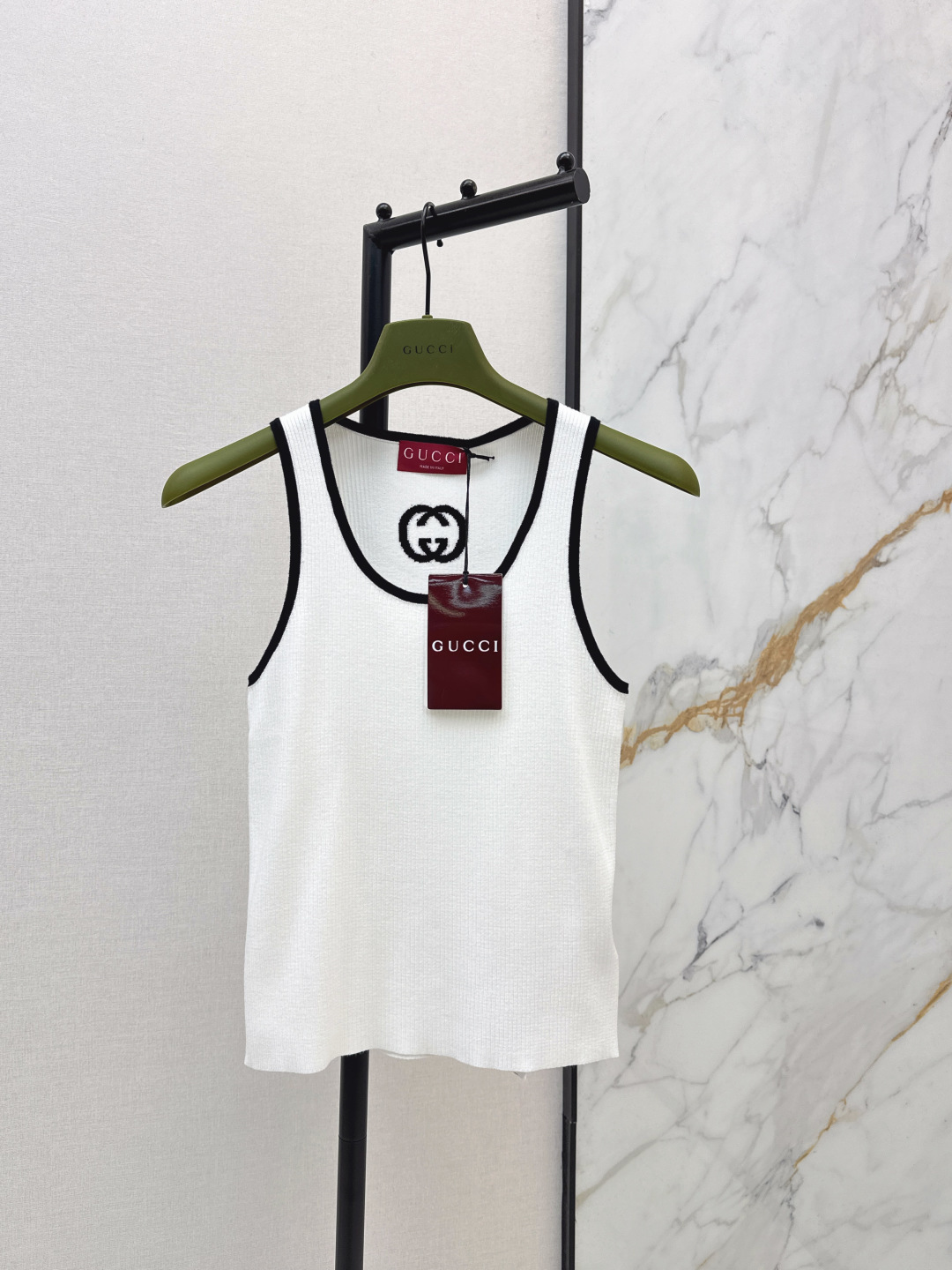 NO:801476,Gu 26Ss————The latest spring and summer style sleeveless knitted vest with contrasting colors and trim, which is soft and stretchy. The GG embroidery is classic and advanced. The suspender version neatly shows the shoulder and neck lines. It has the retro elegance of Gucci when worn. It has a sense of high-end with a casual energy. Two colors are available in stock at sml,,gucci,19860909Gu 26Ss————春夏最新款撞色镶边装饰无袖针织背心软糯又有弹力 GG刺绣经典又高级 吊带版型利落显肩颈线 穿上身既有古驰的复古贵气 高级感里掺着随性劲儿 两色现货发售sml,,gucci,,Women's clothing