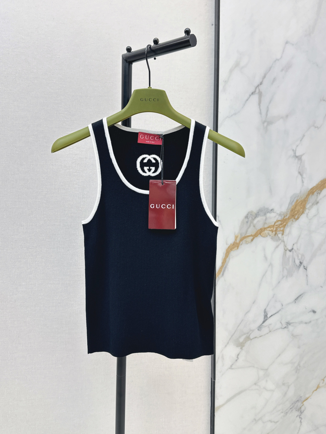 NO:801475,Gu 26Ss————The latest spring and summer style sleeveless knitted vest with contrasting colors and trim, which is soft and stretchy. The GG embroidery is classic and advanced. The suspender version neatly shows the shoulder and neck lines. It has the retro elegance of Gucci when worn. It has a sense of high-end with a casual energy. Two colors are available in stock at sml,,gucci,19860909Gu 26Ss————春夏最新款撞色镶边装饰无袖针织背心软糯又有弹力 GG刺绣经典又高级 吊带版型利落显肩颈线 穿上身既有古驰的复古贵气 高级感里掺着随性劲儿 两色现货发售sml,,gucci,,Women's clothing