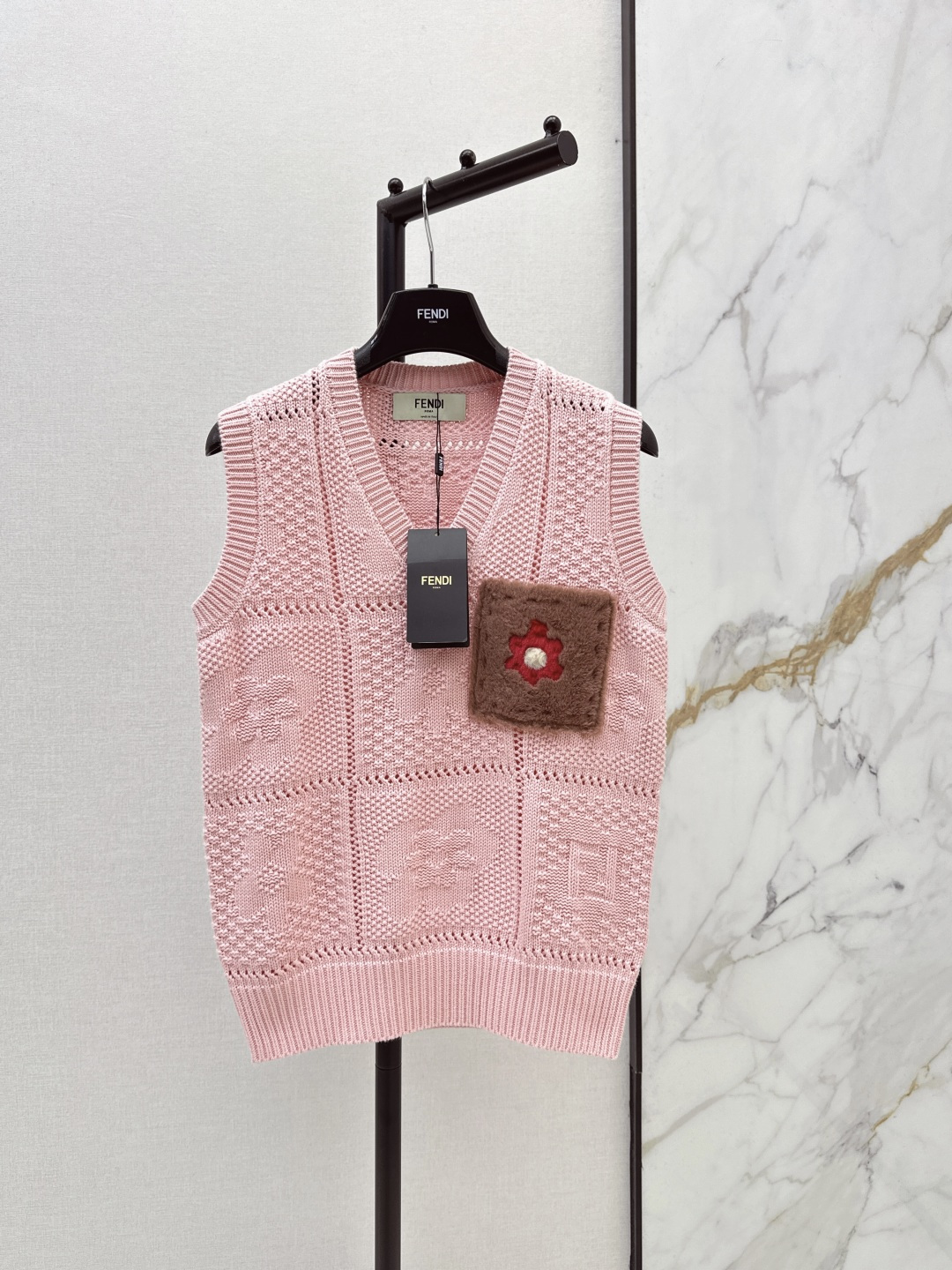 NO:801473,Recommended for layering: FD 26Ss————The latest three-dimensional flower V-neck knitted vest for spring and summer. An excellent layering item. All bottoming shirts and shirts can be layered. Fashionable must-haves. Very heavy-duty. Wool yarn. Available in stock in one color. sml, shirts,19860909叠穿推荐 FD 26Ss————春夏最新款立立体花朵V领针织马甲 绝佳的叠穿单品 什么打底衫衬衫通通可以叠穿 时髦必备 非常重工款 羊毛纱线 一色现货发售sml,,shirts,,Women's clothing