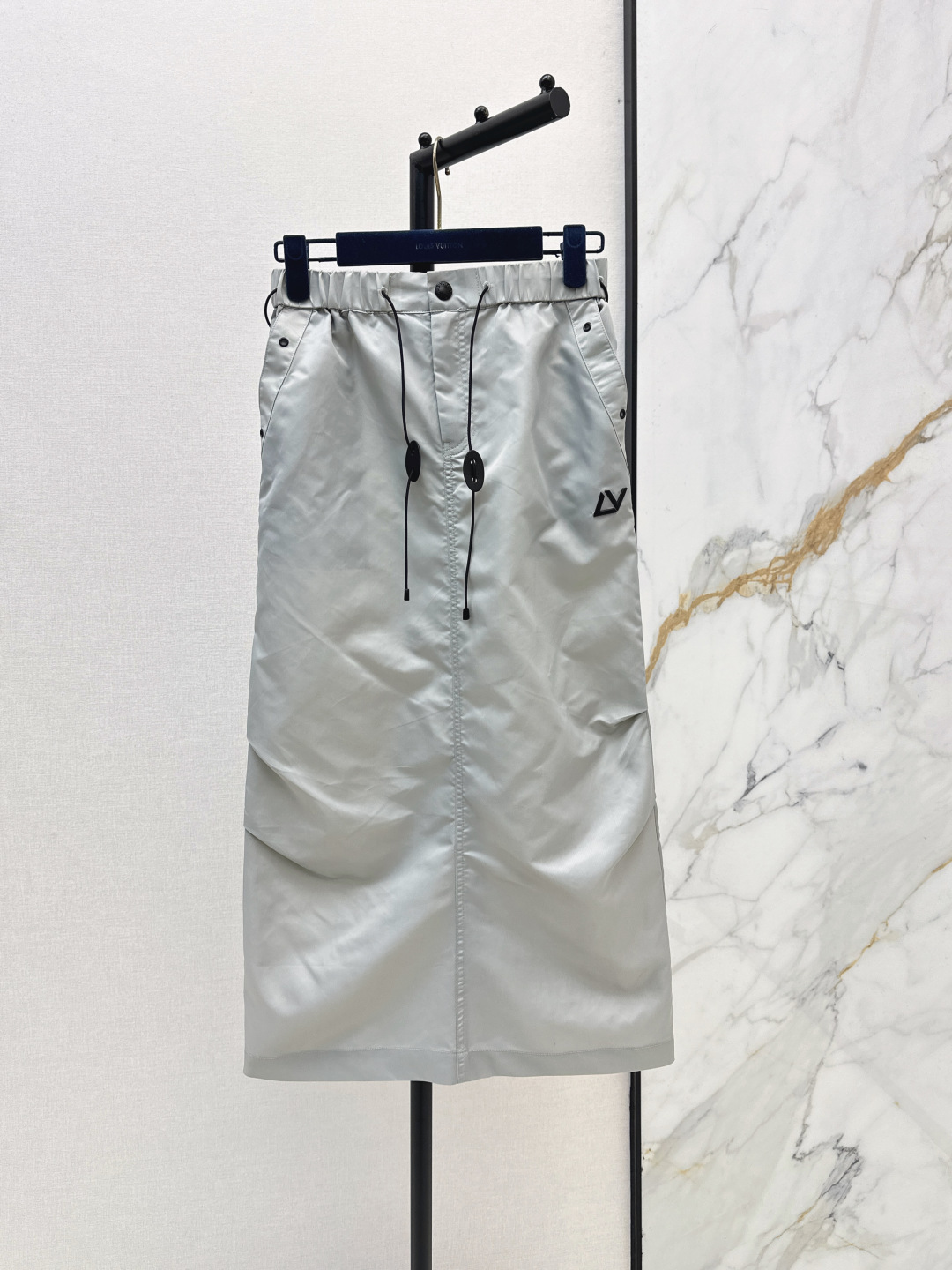 NO:802060,Ljia 26Ss————The latest functional style drawstring workwear skirt for spring and summer. Multiple drawstrings at the waist. Freely adjustable waist and fit. Suitable for various body shapes. Comfortable and not tight at the waist. High-waisted straight cut to optimize body proportions. Brand’s iconic metal logo on the side. Light and breathable nylon fabric. No pressure for daily commuting. Two colors available for sale sml, louis vuitton, skirts,19860909L家 26Ss————春夏最新款机能风抽绳工装半裙 腰头多道抽绳 自由调节腰围与版型 适配各种身材 舒适不勒腰 高腰直筒剪裁优化身材比例 侧边品牌标志性金属标 轻薄透气的尼龙面料 日常通勤穿毫无压力 两色现货发售sml,,louis vuitton,skirts,,Women's clothing