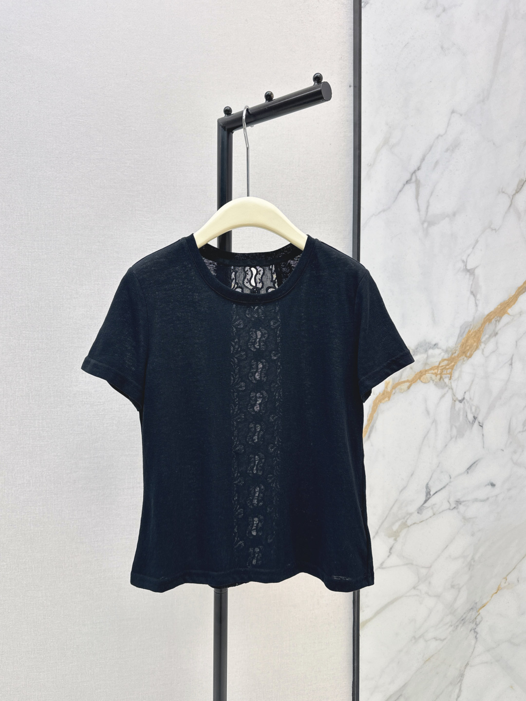 NO:802058,ES 26Ss————The latest heavy-duty water-soluble flower short-sleeved T-shirt for spring and summer. The looming texture of the fabric is more sexy and gorgeous. The large body is plain and versatile. The regular style is layered to create a skirt effect. The fashion style is more diversified. It can be easily adapted to other items. It looks good in daily casual commuting. Two colors are available in stock, smlxl, skirts, T-shirts, tees, t-shirts,19860909ES 26Ss————春夏最新款重工水溶花短袖T恤 面料若隐若现的质感更显性感华丽 大身素色百搭不挑人 常规款式叠穿出裙装效果 时尚玩法更多样化 轻松适配其他单品 日常休闲通勤都好看 两色现货发售smlxl,,skirts,T-shirt,tees，t-shirt,,Women's clothing