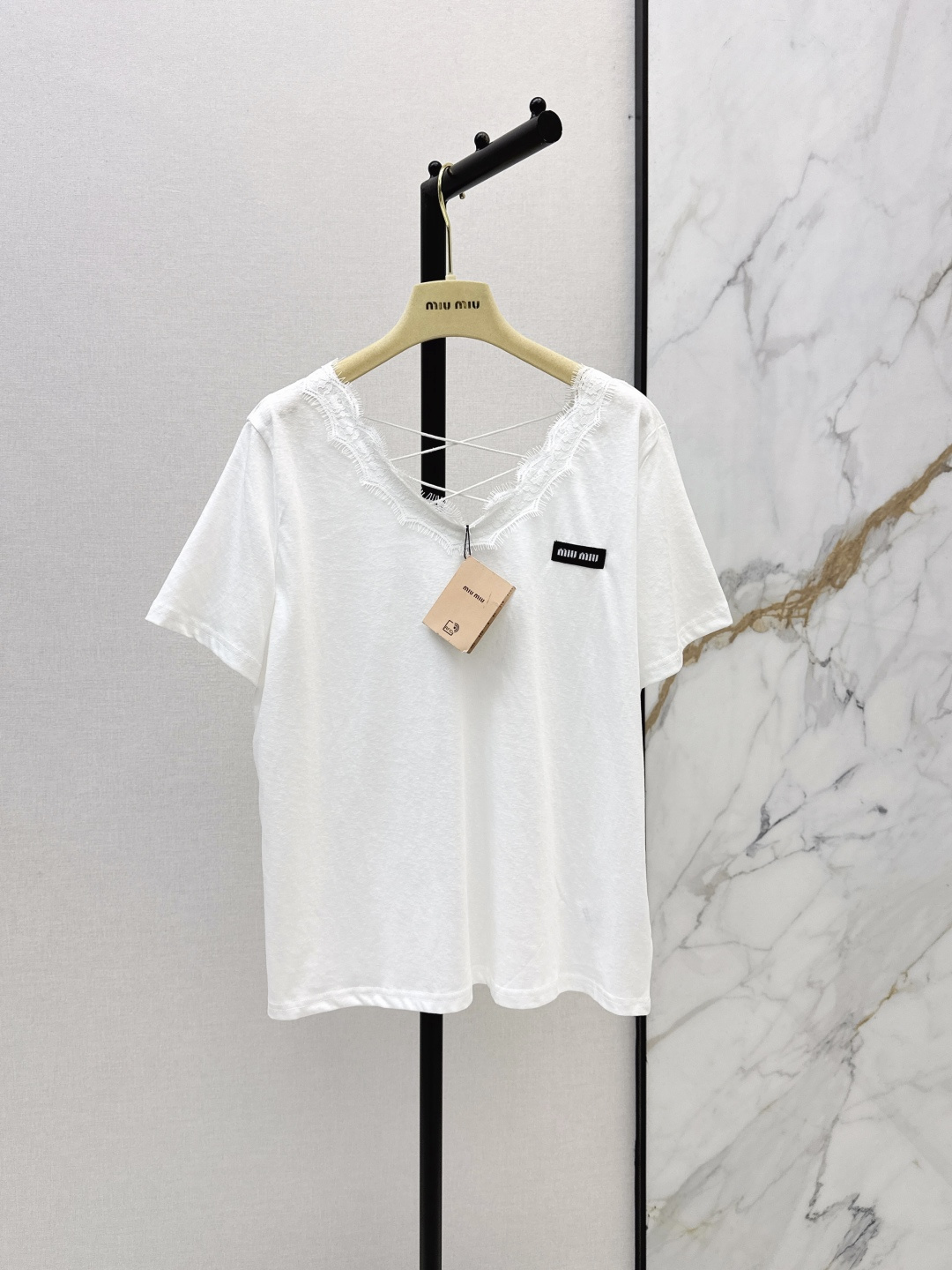 NO:802071,Miu 26Ss————The latest spliced ​​lace V-neck T-shirt for spring and summer. V-neck spliced ​​eyelash lace. Gentle and pure. It modifies the face and lengthens the neckline. The same lace design on the cuffs. It is smart and full of exquisite texture. It instantly enhances the sense of luxury. Delicate and skin-friendly pure cotton fabric. Soft and breathable. Two colors are available for sale now: sml, miumiu, tees, t-shirt,19860909Miu 26Ss————春夏最新款拼接蕾丝V领T恤 V领拼接睫毛蕾丝 温柔又纯欲 修饰脸型拉长颈线 袖口同款蕾丝设计 灵动又精致质感满满,瞬间提升搭高级感 细腻亲肤纯棉面料 柔软透气 两色现货发售sml,,miumiu,tees，t-shirt,,Women's clothing