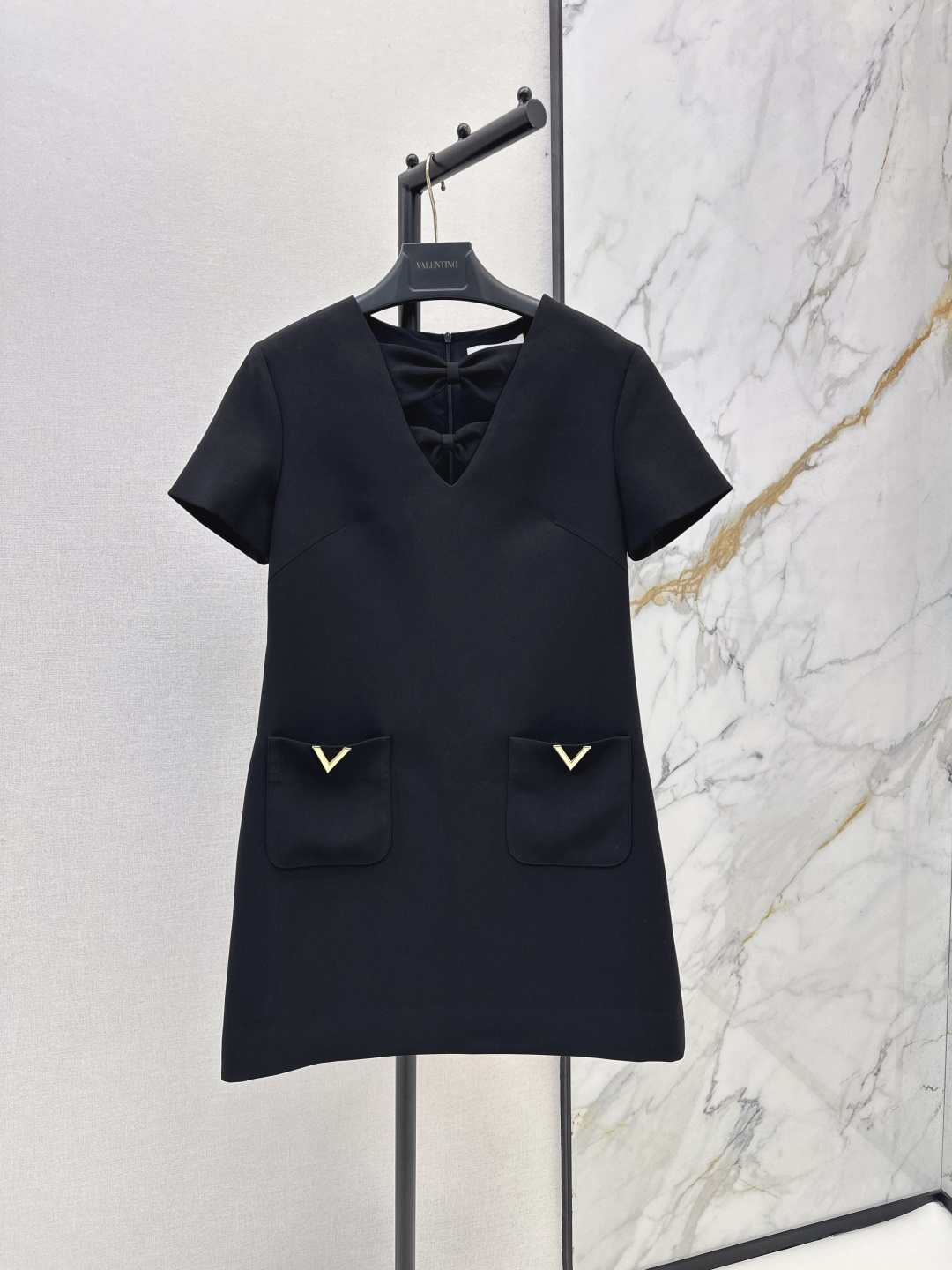 NO:802070,VLTN 26Ss————The latest spring and summer classic hardware-decorated short-sleeved dress, low-key luxury three-dimensional tailoring, streamlined line design, noble and elegant, and full of gentle and intellectual temperament. Imported special material, soft and comfortable, you will be amazing when you receive it. Available in stock in one color, sml, skirts, T-shirt,19860909VLTN 26Ss————春夏最新款经典五金装饰短袖连衣裙低调奢华立体剪裁 精简线条感设计 高贵典雅又尽显温柔知性的气质 进口特殊材质 柔软舒适 收到手会很惊艳 一色现货发售sml,,skirts,T-shirt,,Women's clothing