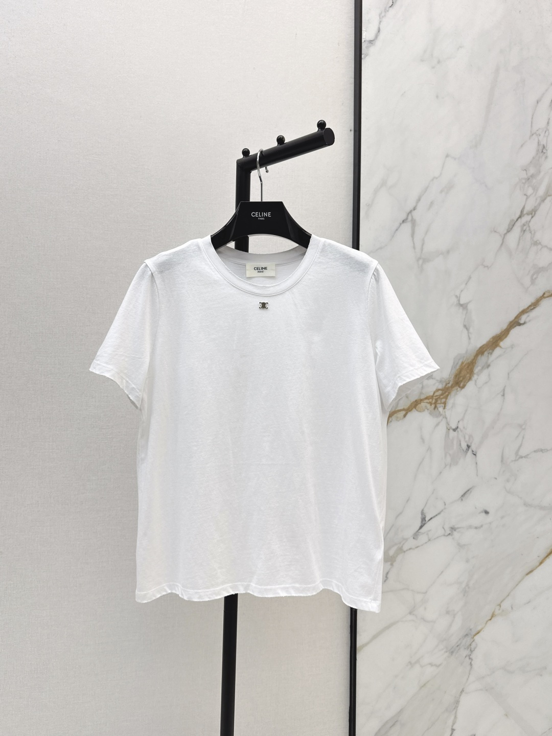 NO:802068,Ce 26Ss————The latest spring and summer Arc de Triomphe metal logo T-shirt. The small design with slightly raw edges on the collar has a casual and relaxed French atmosphere. It is a casual and sophisticated style in the workplace when worn with suit trousers. It will not be out of place no matter how you wear it. The fabric is soft combed cotton. Two colors are available in stock, sml, tees, t-shirt, business suit,19860909Ce 26Ss————春夏最新款凯旋门金属标T恤 领口微毛边的小设计 自带随性松弛的法式氛围 搭西装裤又是职场轻熟风 怎么穿都不踩雷 面料是软乎乎的精梳棉 两色现货发售sml,,tees，t-shirt,business suit,,Women's clothing