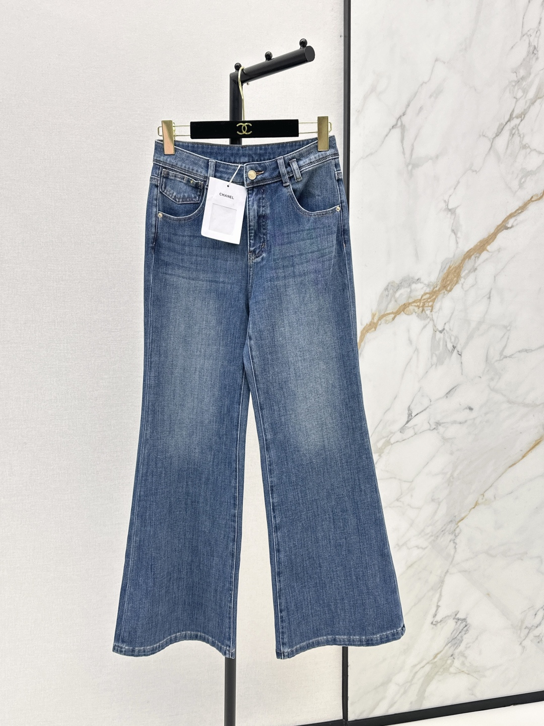 NO:802067,C Home 26Ss - the latest retro washed high-waisted wide-leg jeans for spring and summer. Double C pattern decoration inlaid with tweed texture on the back pocket enhances the overall sophistication and light luxury. Brown leather back waist logo with diamond pattern embossing on the back waist. The brand logo is clear to enhance the quality of the item. High-elastic denim fabric has both stiffness and comfort. One color ready for sale sml,,chanel,jeans,19860909C家 26Ss————春夏最新款复古洗水高腰阔腿牛仔裤 后袋镶嵌粗花呢质感的双C图案装饰 提升整体精致度与轻奢调性 后腰棕色皮质后腰标搭配菱格纹压纹 品牌标识感清晰提升单品质感 高弹牛仔面料 兼具挺括度与舒适度 一色现货发售sml,,chanel,jeans,,Women's clothing