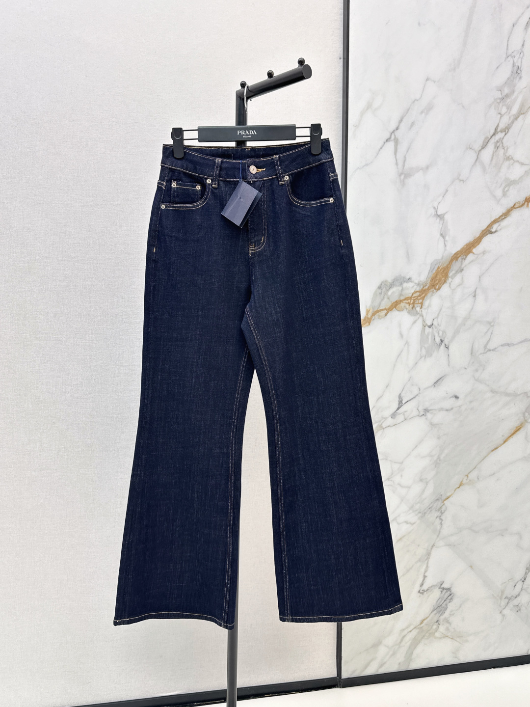 NO:802065,PD 26Ss————The latest spring and summer versatile original color bootcut jeans. Back pocket flap patch pocket + metal buckle design. Breaks the dullness of conventional jeans. Full retro workwear feel. Paired with classic brown leather tag on the back waist. Low-key and noble. Comes with advanced filters. One color ready for sale sml,,jeans,19860909PD 26Ss————春夏最新款百搭原色微喇牛仔裤 后袋翻盖贴袋+金属扣设计 打破常规牛仔裤的沉闷 复古工装感拉满 搭配后腰经典棕色皮牌 低调又显贵气 自带高级滤镜 一色现货发售sml,,jeans,,Women's clothing