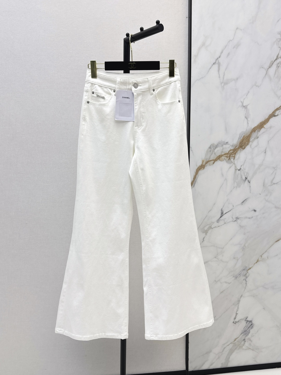 NO:802064,C's 26Ss - the latest white high-waisted wide-leg jeans for spring and summer. The cha letter metal on the waistband is exquisite and adds a sense of light luxury. The leather logo on the back waist has a superb texture. The pony embroidery on the back pocket is smart and cute. Every detail can withstand scrutiny. High-elastic cow fabric, no sense of restraint when worn. One color ready for sale sml,,chanel,jeans,19860909C家 26Ss————春夏最新款白色高腰阔腿牛仔裤 腰头的cha字母金属精致加分 轻奢感瞬间拉满 后腰皮质标质感超绝 后袋的小马刺绣灵动又可爱 每一处细节都经得起推敲 高弹牛面料 穿上身毫无束缚感 一色现货发售sml,,chanel,jeans,,Women's clothing