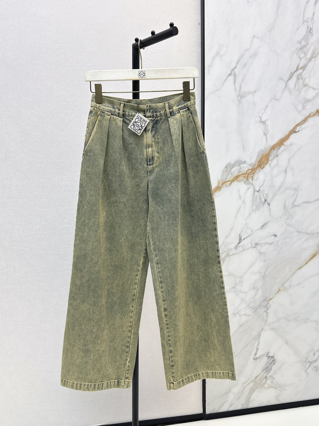NO:802063,Loe 26Ss————The latest style of distressed washed jeans for spring and summer is particularly good on the upper body. The matching style is also very versatile. Exquisite advanced customization. The texture of the textured fabric is awesome. Retro and elegant. The upper body is cool, handsome and age-reducing. Fashionable. One color ready for sale sml,,loewe,jeans,19860909Loe 26Ss————春夏最新款做旧洗水牛仔裤上身特别赞 搭配的风格也很通吃 精致高级定制 富有肌理感的面料质感超赞 复古优雅 上身酷帅减龄时髦精 一色现货发售sml,,loewe,jeans,,Women's clothing