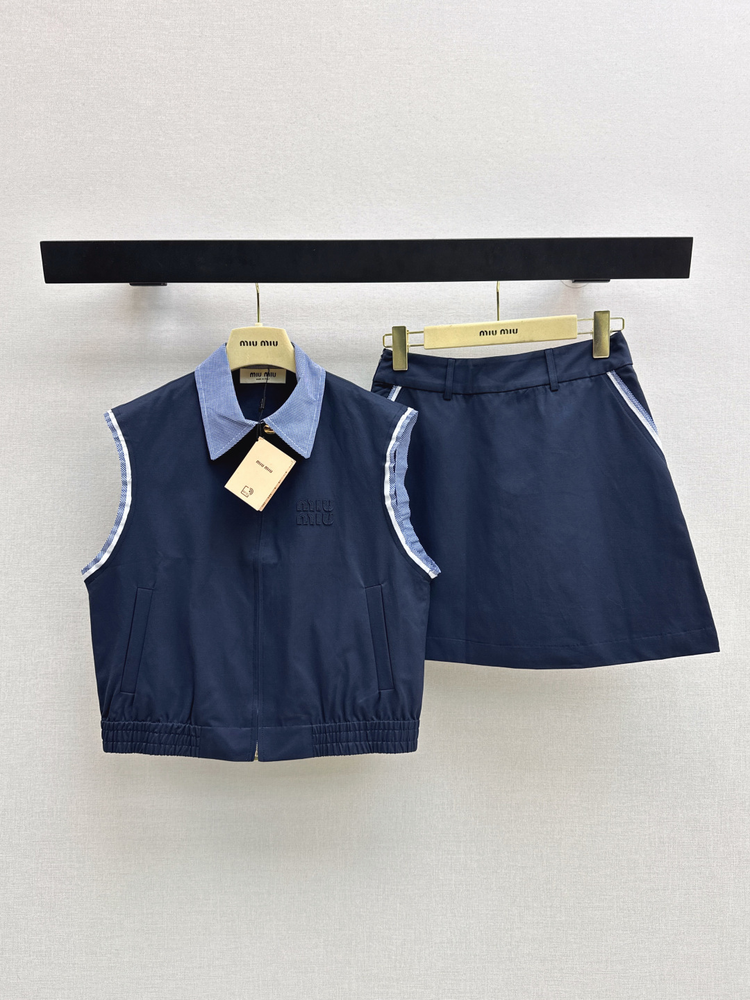 NO:802061,Miu 26Ss————The latest age-reducing Miu style outfit for spring and summer. The whole piece is three-dimensionally tailored. It is all-round and exquisite. The upper body is super covered and the body is slimming. The proportion of the legs is super stretched. It is simple. It has a refreshing and fashionable sense of high-end. It is elegant and fashionable in daily life. It is very versatile. The color is very beautiful. The fabric is high-end and textured. One set. Two colors available for sale sml,, miumiu,19860909Miu 26Ss————春夏最新款减龄缪系穿搭套装整件立体剪裁 全方位精致做上身超级遮肉显瘦 超拉腿部比例 简简单单 穿出清爽时髦的高级感 日常优雅又时髦巨百搭 颜色很好看 面料高级又有质感 一套出 两色现货发售sml,,miumiu,,Women's clothing