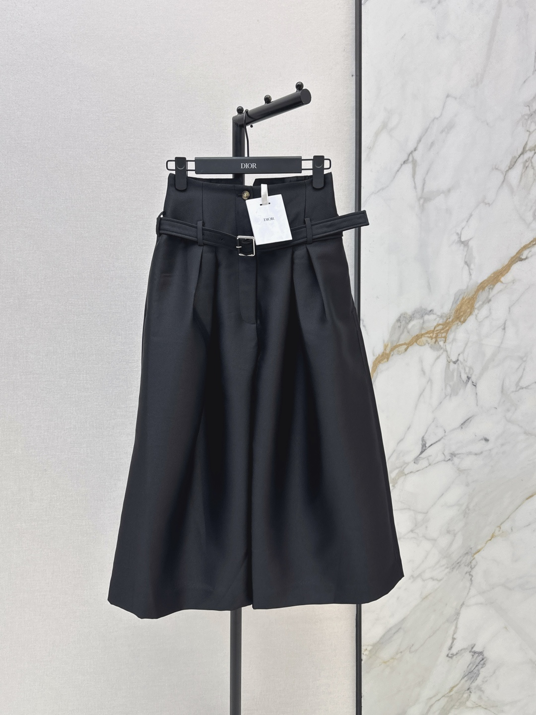 NO:802059,CD 26Ss————The latest high-waisted three-quarter wide-leg pants for spring and summer. Fashionable and easy to wear. Versatile style. Advanced customization. Thin and comfortable fabric. Casual and free. Beautiful color. Retro and fashionable. Suitable for all body types. Two colors available for sale smlxl,,19860909CD 26Ss————春夏最新款高腰七分阔腿裤 时髦好穿度爆棚 风格百搭 高级定制 轻薄舒适的面料 随性洒脱 不旦颜色美 复古又时尚 各种身材都可以驾驭 两色现货发售smlxl,,,Women's clothing