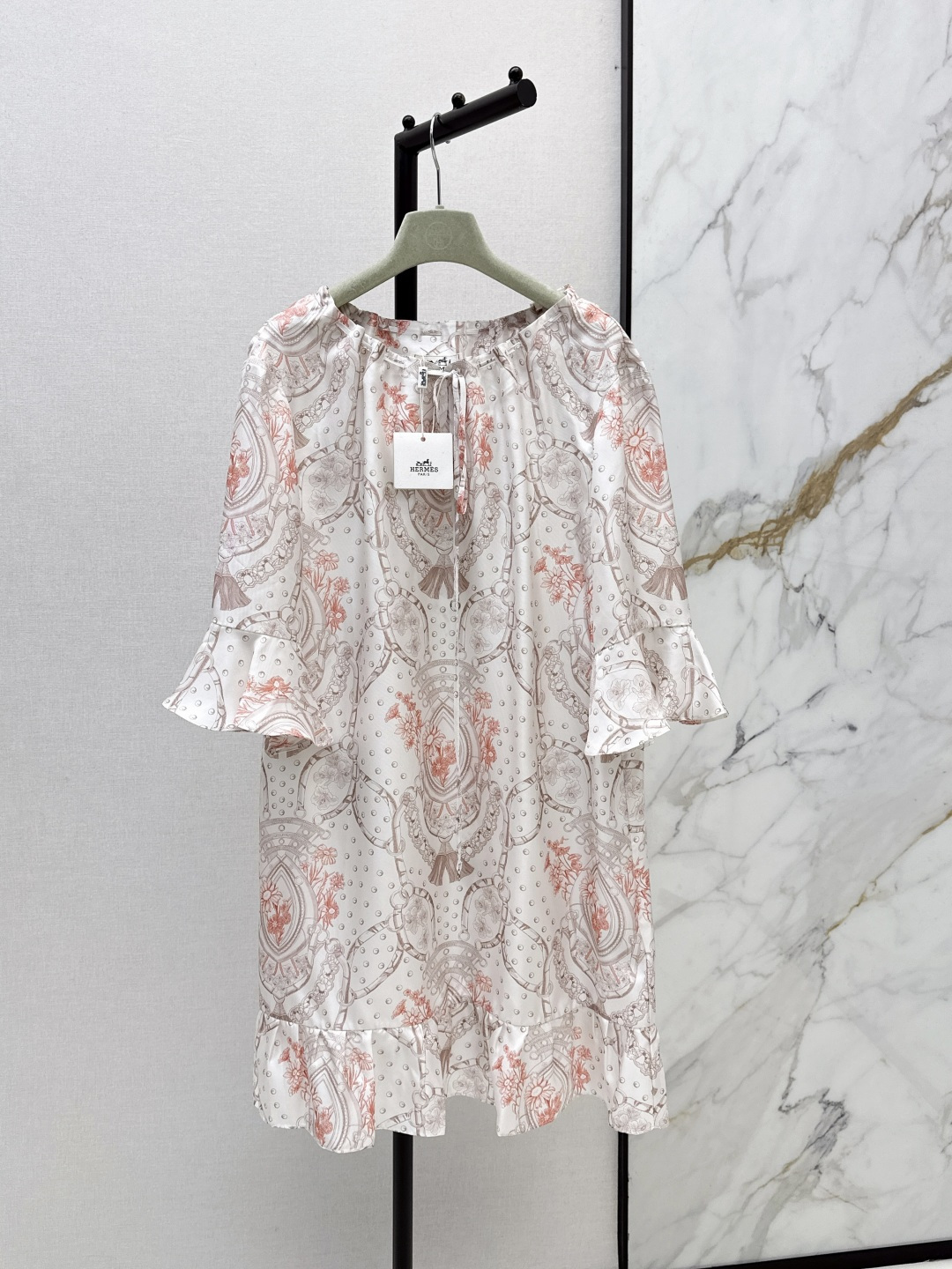 NO:802057,Her 26Ss————The latest spring and summer light pink flower positioning printed silk dress, 100% silk twill, has a great texture. Drawstring adjustable tie design. Temperament lace sleeves, loose version, casual and generous. Beautiful color matching, full positioning printing, super high-end. The version is not picky and the upper body is super slim. One color ready for sale smlxl,,skirts,real silk,19860909Her 26Ss————春夏最新款淡粉花卉定位印花真丝连衣裙百分百真丝斜纹绸质感超赞 抽绳调节系带领设计 气质花边袖宽松版型随性大方 绝美配色全定位印花超高级 版型不挑人上身超显瘦 一色现货发售smlxl,,skirts,real silk,,Women's clothing