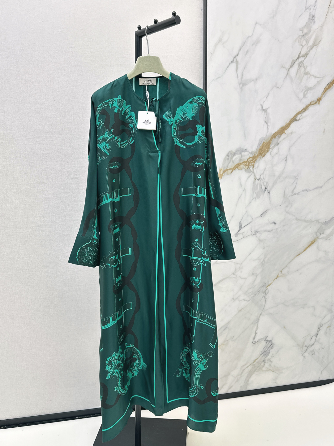 NO:802056,Her 26Ss————The latest bat-sleeve temperament printed 100% twill silk dress in spring and summer. A must-have and versatile item for white and rich beauty. Full positioning printing. The temperament is loose and the design concept is simple and elegant. Casually tied with a belt, the upper body is super slim. One color ready for sale smlxl,,skirts,real silk,19860909Her 26Ss————春夏最新款蝙蝠袖气质印花百分百斜纹绸真丝连衣裙白富美必备百搭单品 全定位印花 气质宽松版型设计理念简约大气 随性系上腰带上身超显瘦 一色现货发售smlxl,,skirts,real silk,,Women's clothing