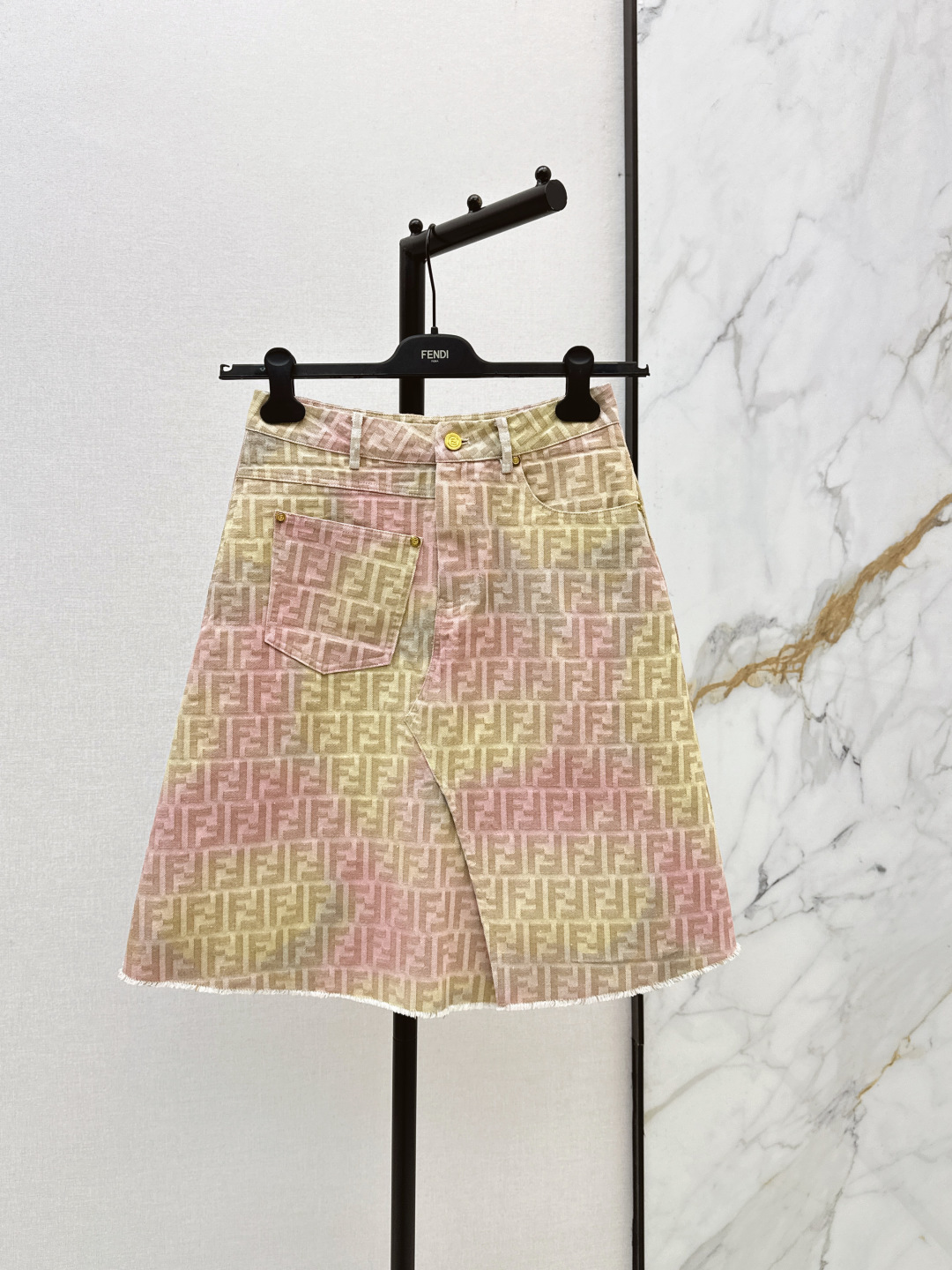 NO:802050,FD 26Ss————The latest spring and summer double F jacquard denim skirt has three-dimensional tailoring. It is all-round and exquisite. The upper body is super covered and the legs are slimmer. It is simple and easy to wear. It has a refreshing and fashionable sense of high-end. It is elegant and fashionable in daily life. It is versatile. The color is very beautiful. The fabric is high-end and textured. One color ready for sale sml,,skirts,19860909FD 26Ss————春夏最新款双F提花牛仔半裙整件立体剪裁 全方位精致做上身超级遮肉显瘦 超拉腿部比例 简简单单 穿出清爽时髦的高级感 日常优雅又时髦巨百搭 颜色很好看 面料高级又有质感 一色现货发售sml,,skirts,,Women's clothing