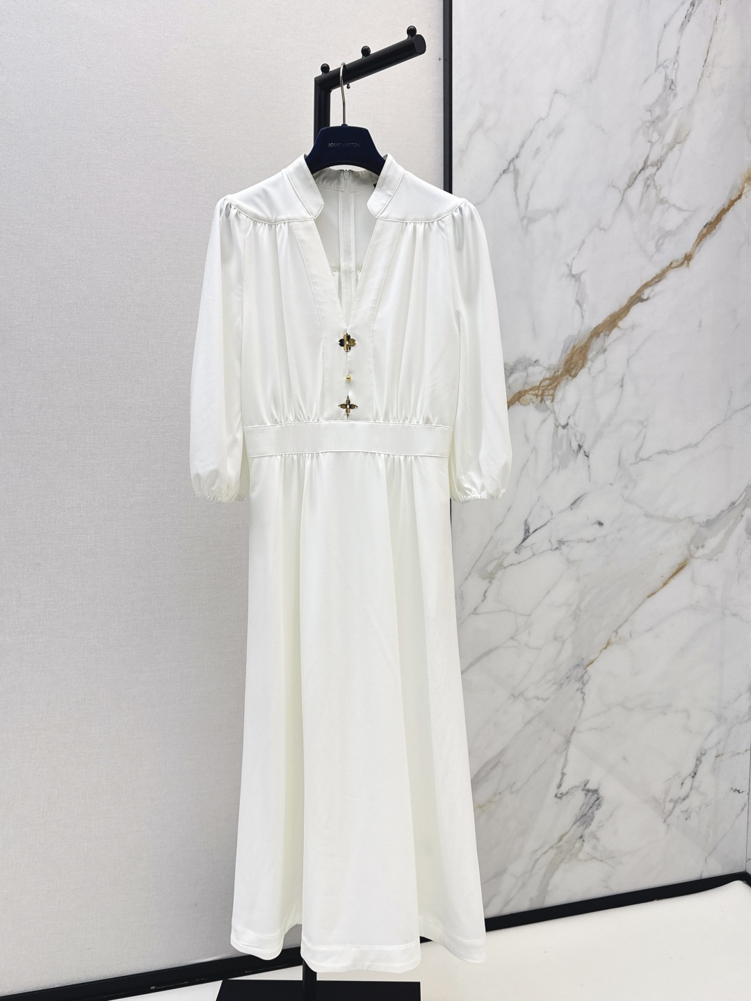 NO:802047,L Family 26Ss————The latest spring and summer long dress is elegant and smart. It is simple and luxurious. The workmanship of the whole dress is very fine. Two colors are available in stock. sml, louis vuitton, skirts,19860909L家 26Ss————春夏最新款长款连衣裙飘逸灵动 简约中流露出高奢 整件衣服做工更是非常精细 两色现货发售sml,,louis vuitton,skirts,,Women's clothing