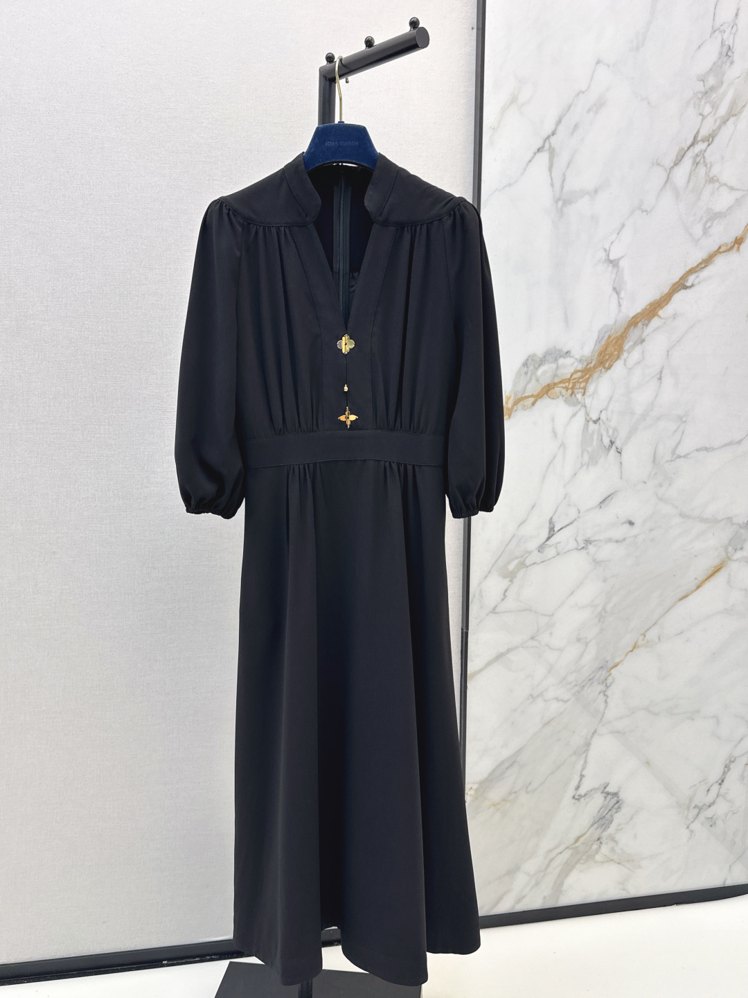 NO:802044,L Family 26Ss————The latest spring and summer long dress is elegant and smart. It is simple and luxurious. The workmanship of the whole dress is very fine. Two colors are available in stock. sml, louis vuitton, skirts,19860909L家 26Ss————春夏最新款长款连衣裙飘逸灵动 简约中流露出高奢 整件衣服做工更是非常精细 两色现货发售sml,,louis vuitton,skirts,,Women's clothing