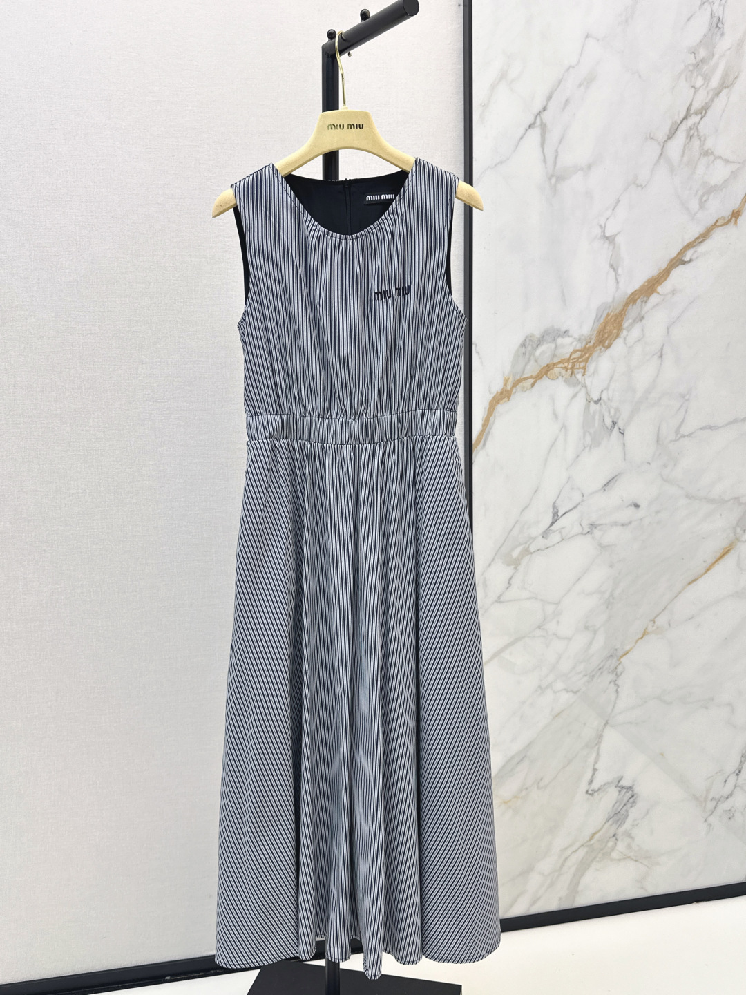 NO:802041,Miu 26Ss————The latest spring and summer striped sleeveless long dress is fashionable and low-key. It has a luxurious and high-end temperament. The version is versatile and not picky. The length reaches the bare feet. It is full of elegance. One color is available for sale sml,,miumiu,skirts,19860909Miu 26Ss————春夏最新款条纹无袖长款连衣裙时髦低调 气质又奢华高级 版型百搭不挑人 及脚裸的长度 优雅气质拉满 一色现货发售sml,,miumiu,skirts,,Women's clothing